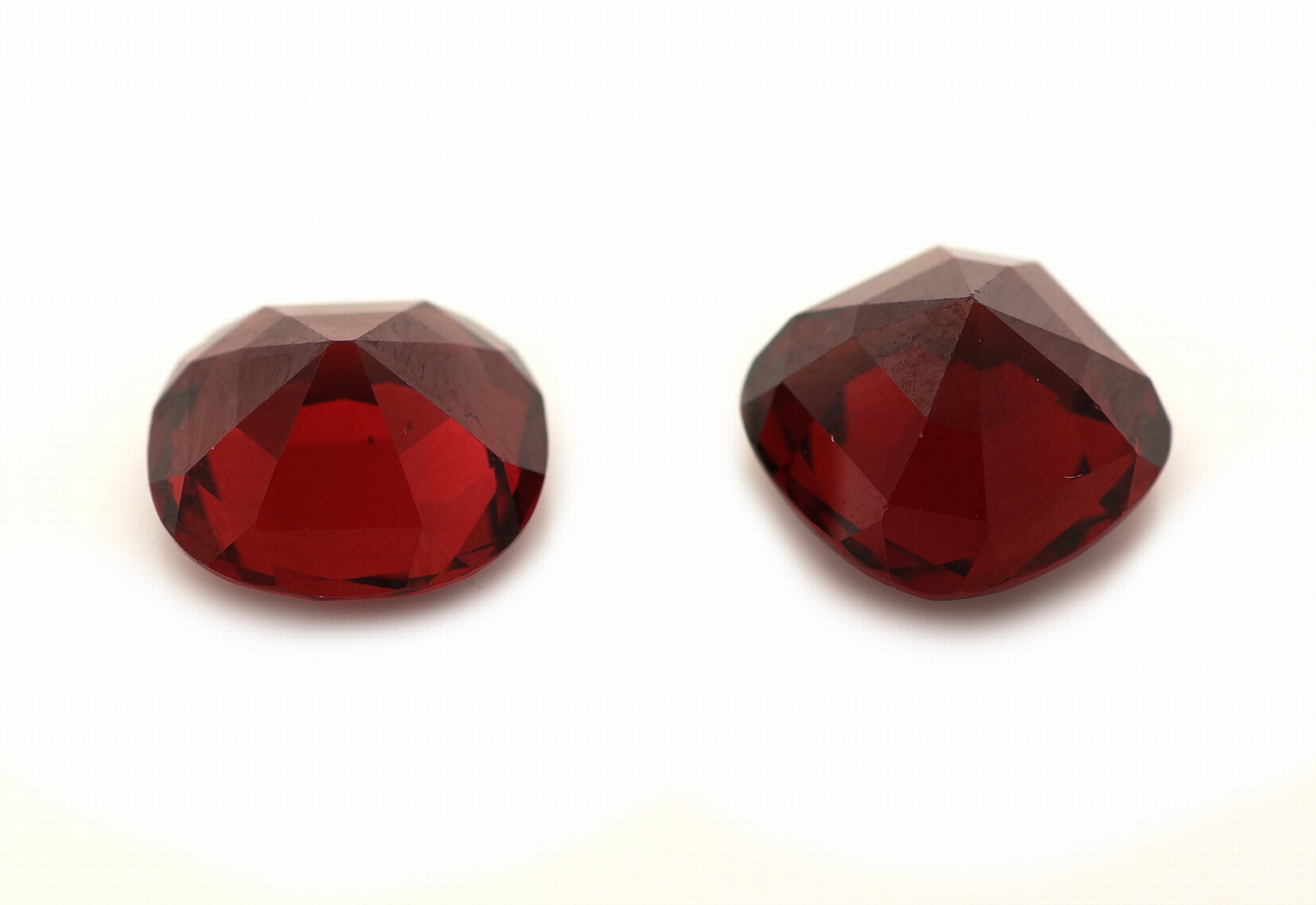 Detail a: Lot 2 lose Rhodolithe, zus. ca. 8.22 ct, Kissenschliff, schöne Farbe