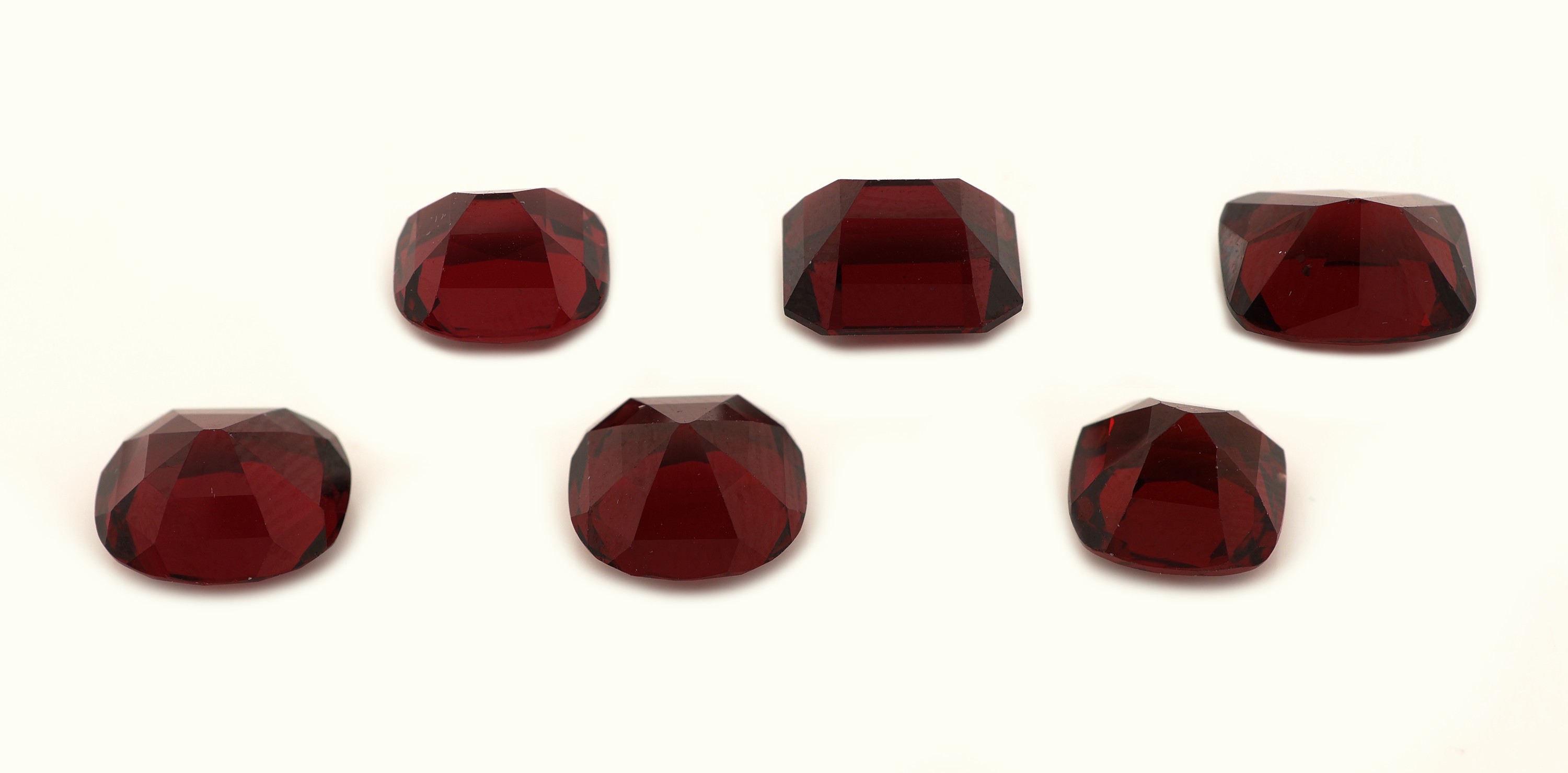 Detail a: Lot 6 lose Rhodolithe, zus. ca. 24.69 ct, versch. Schliffformen und Größen