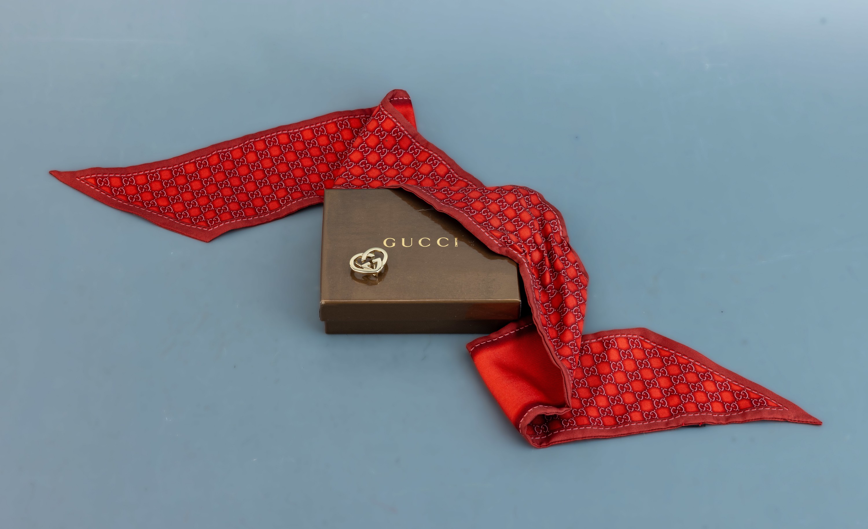 Image 27098653 - GUCCI Seidenschal, mit Schalhalter, Metall verg., herzförm., rote Seide mit GG Emblem, ...