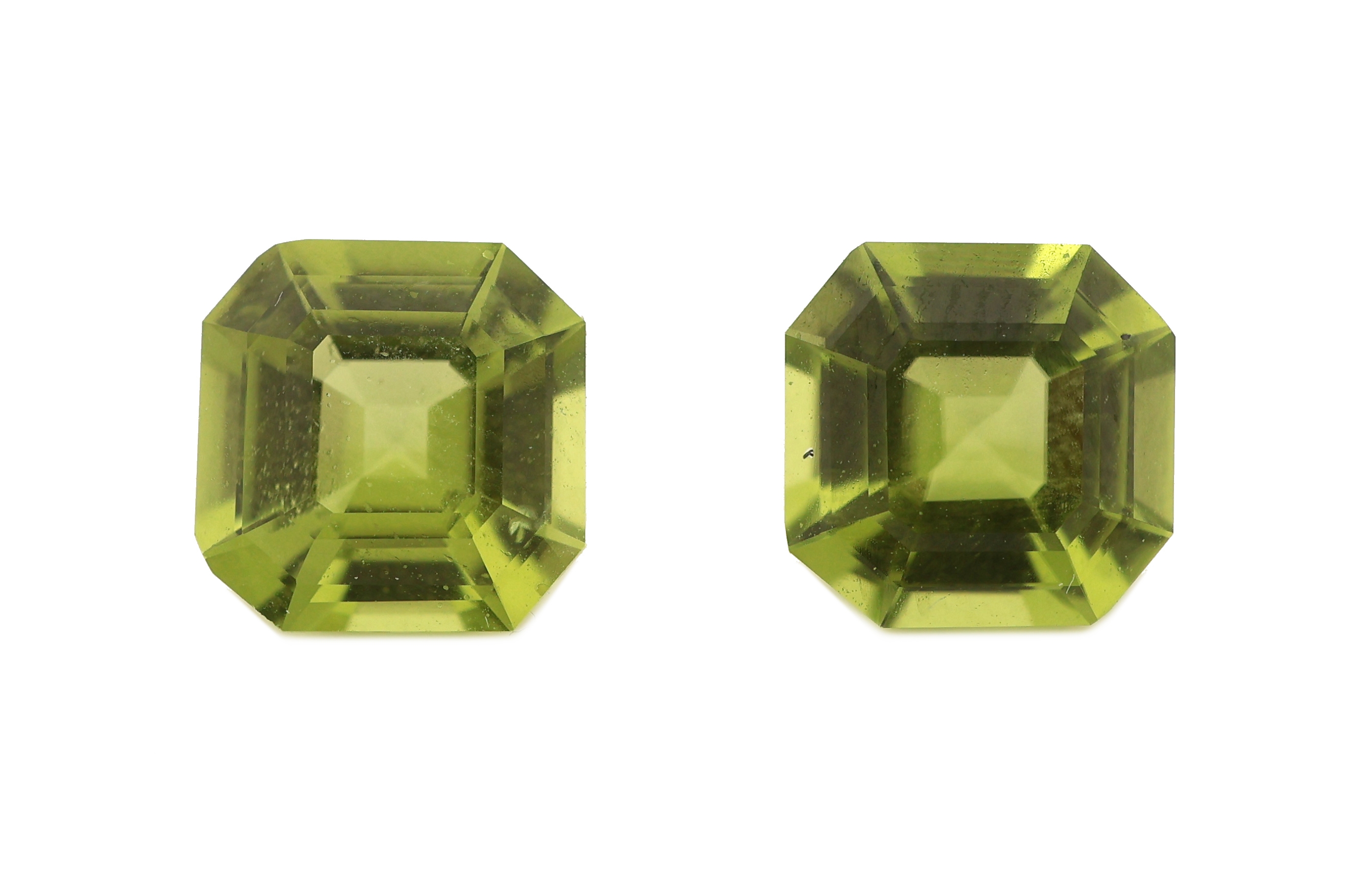 Image 27098655 - Lot 2 lose Peridots, zus. ca. 2.93 ct, Square Emerald Cut, schöne Farbe Schätzpreis: ...
