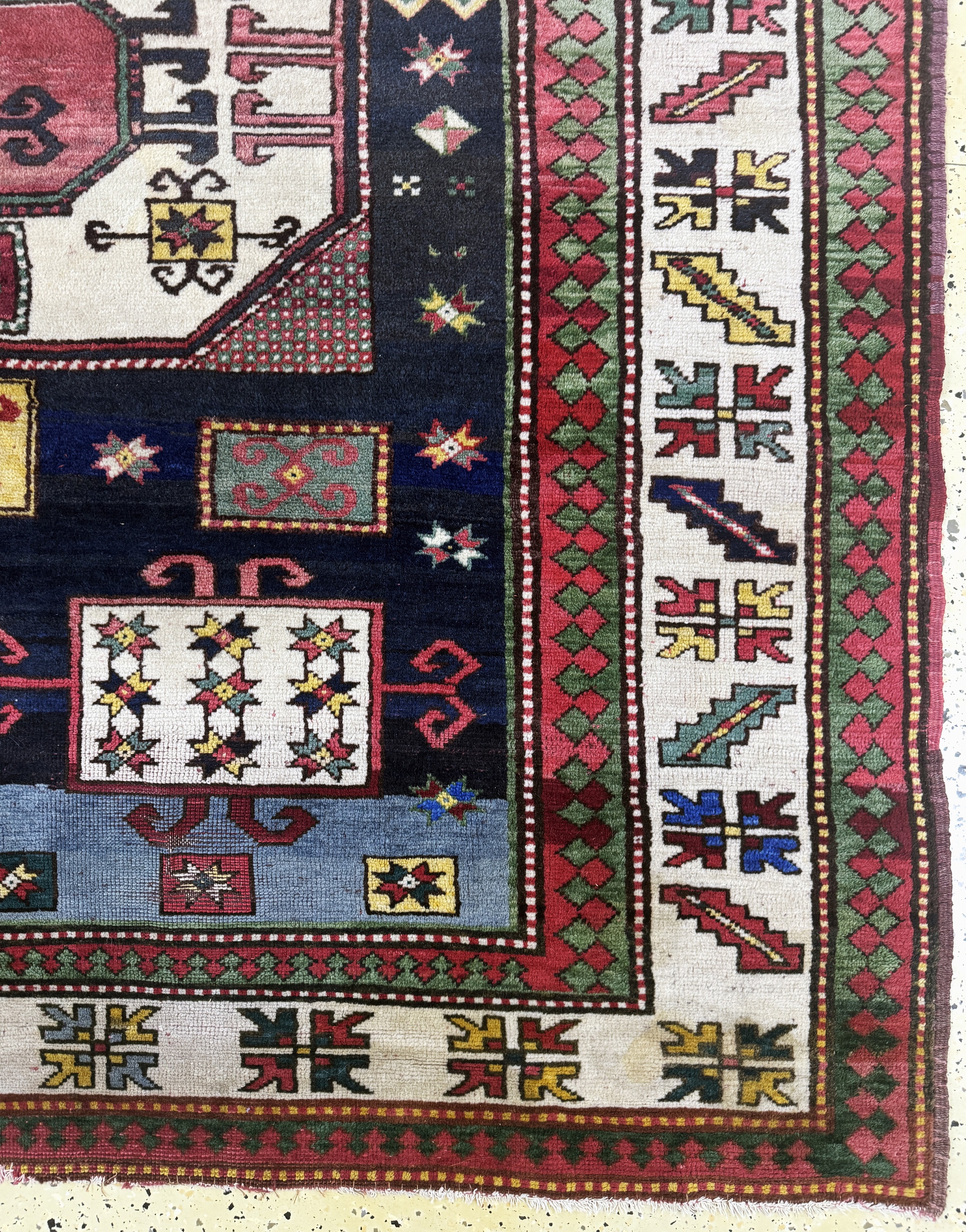 Detail a: Kars Kazak, Türkei, Mitte 20.Jhd, Wolle aufWolle, ca. 200 x 185 cm, EHZ: 2-3