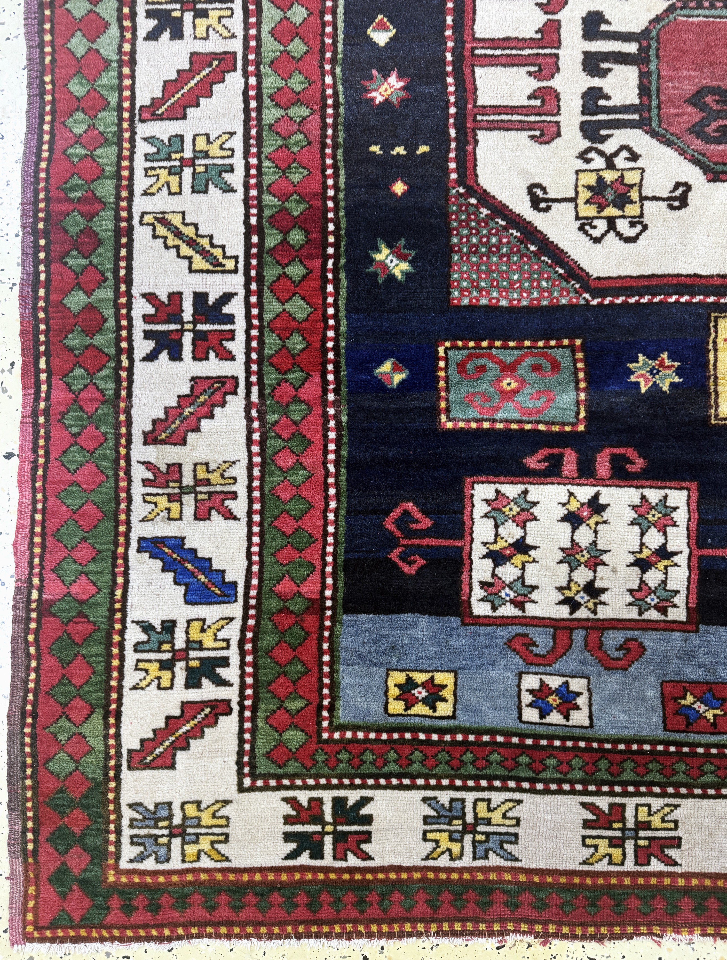 Detail b: Kars Kazak, Türkei, Mitte 20.Jhd, Wolle aufWolle, ca. 200 x 185 cm, EHZ: 2-3