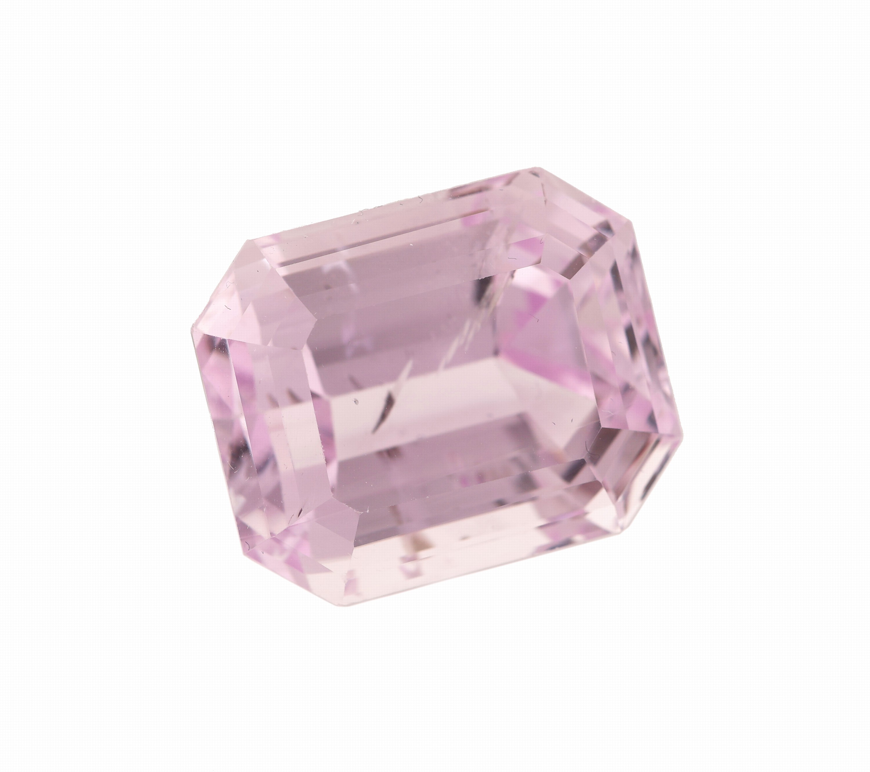Detail a: Loser Kunzit, ca. 39.62 ct, Treppenschliff, ca. 20.44 x 16.8 x 13.56 mm