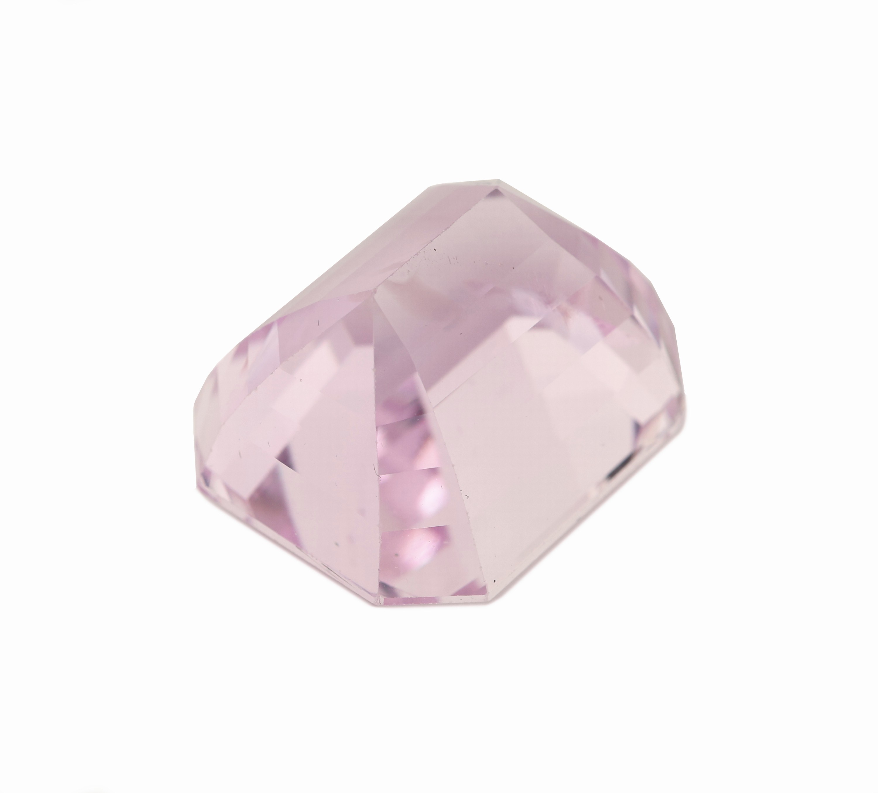 Detail b: Loser Kunzit, ca. 39.62 ct, Treppenschliff, ca. 20.44 x 16.8 x 13.56 mm
