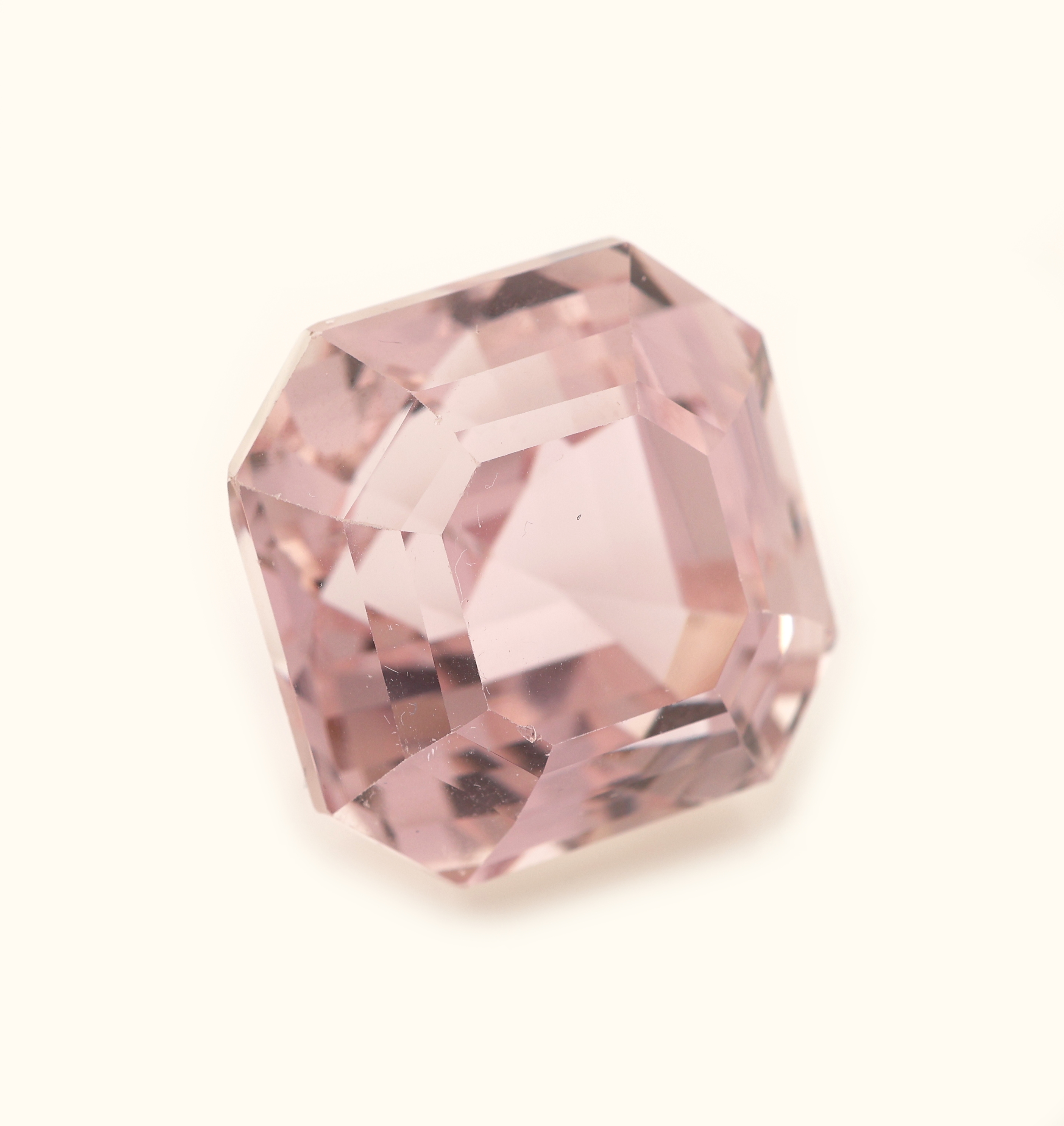 Detail a: Loser Kunzit, ca. 45.21 ct, oktagonal facett.,ca. 18.18 x 18.30 x 16.70 mm
