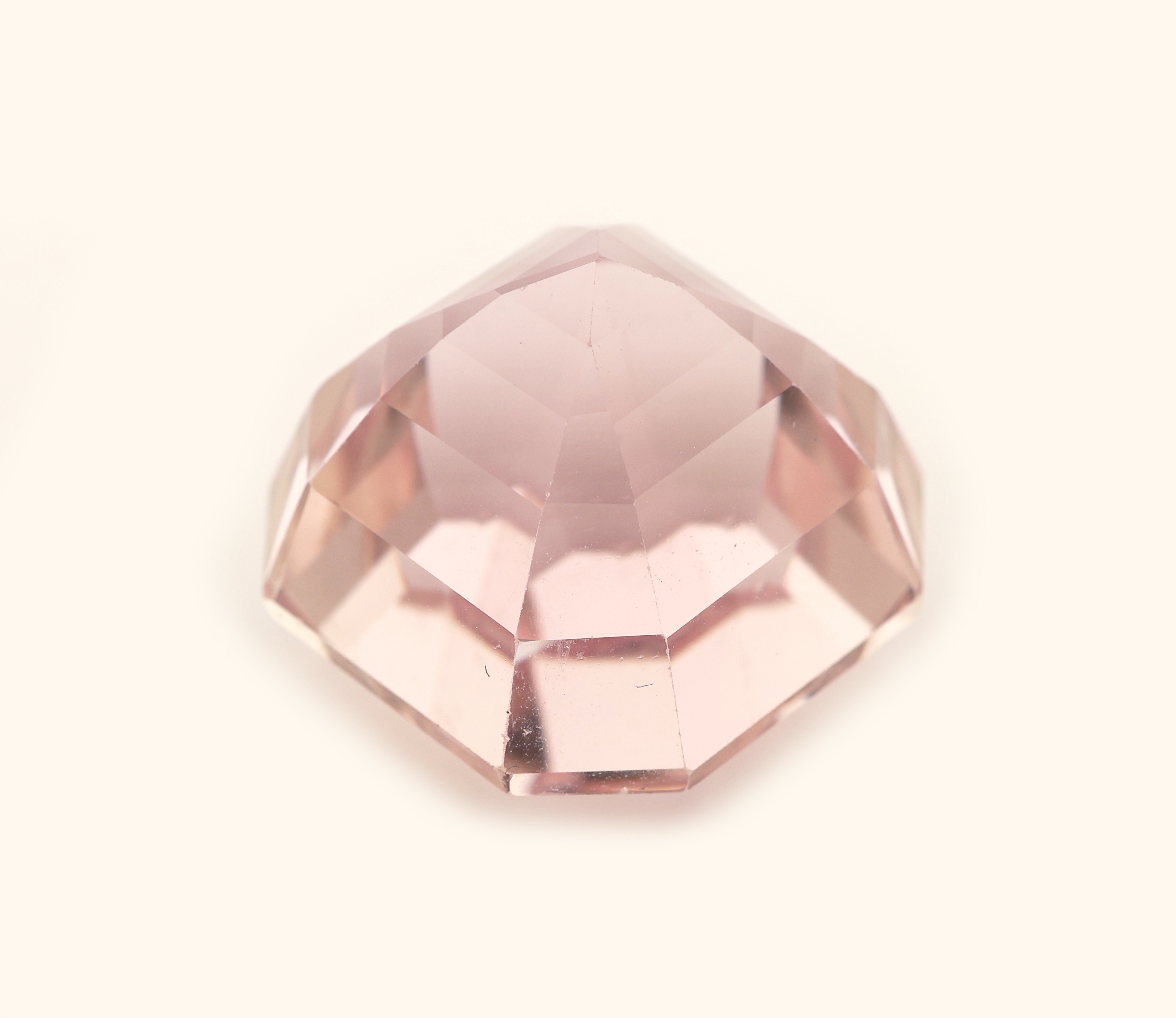 Detail b: Loser Kunzit, ca. 45.21 ct, oktagonal facett.,ca. 18.18 x 18.30 x 16.70 mm