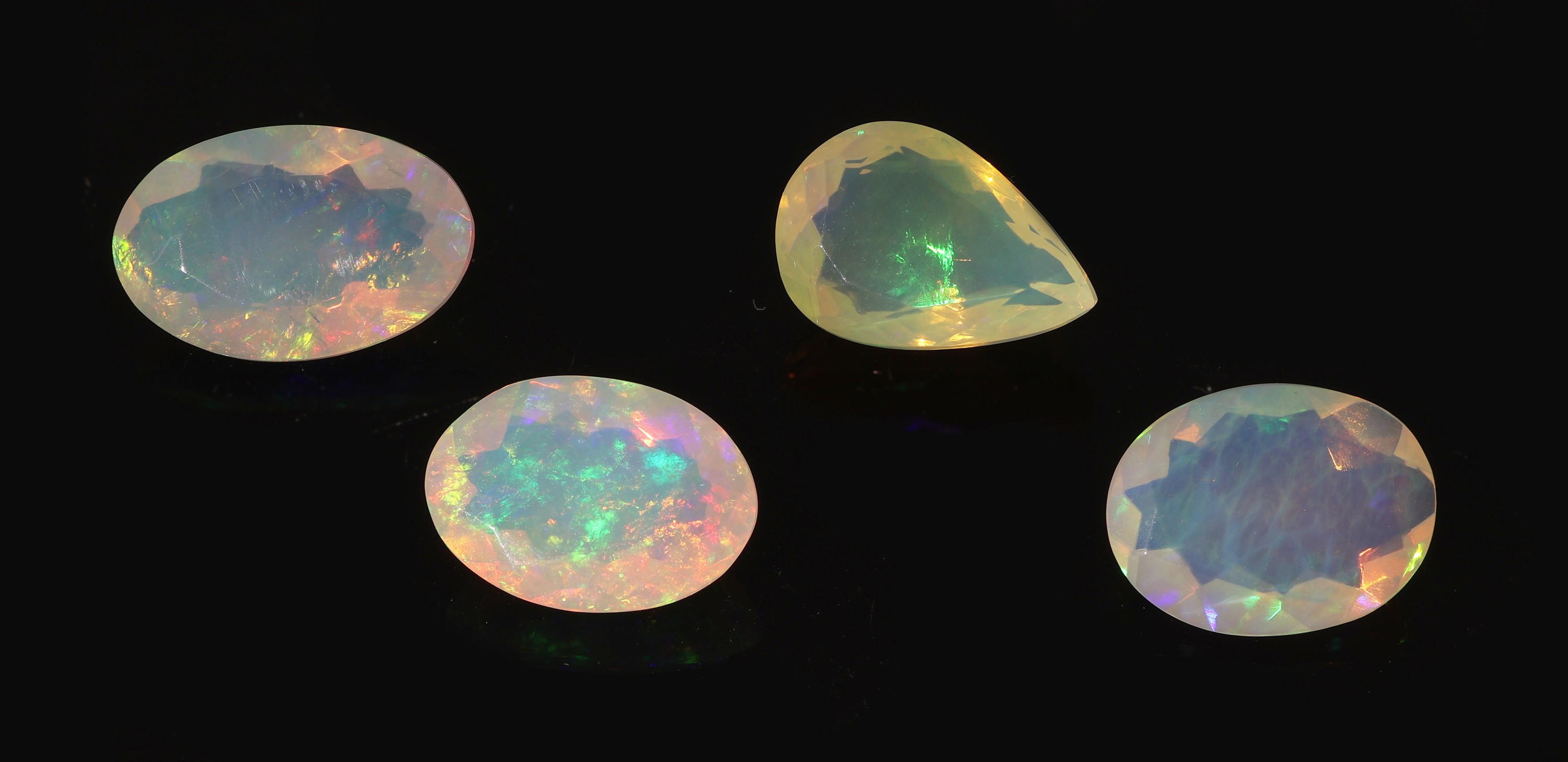 Image 27098667 - Lot 4 lose Opale, zus. ca. 10.44 ct, 3 x ovalfacett., 1 x facett. Tropfen, versch. ...