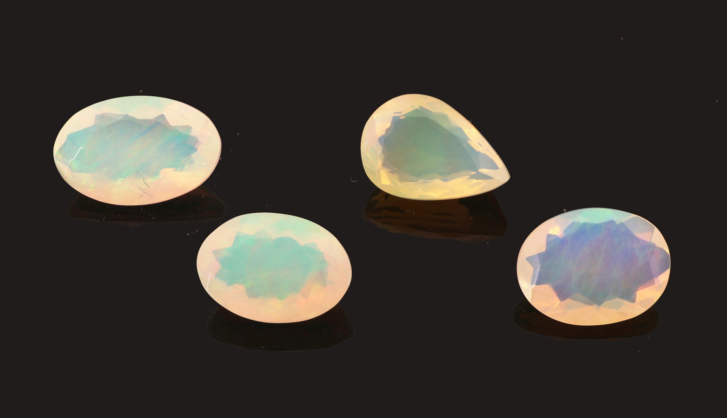 Detail a: Lot 4 lose Opale, zus. ca. 10.44 ct, 3 x ovalfacett., 1 x facett. Tropfen, versch. Größen