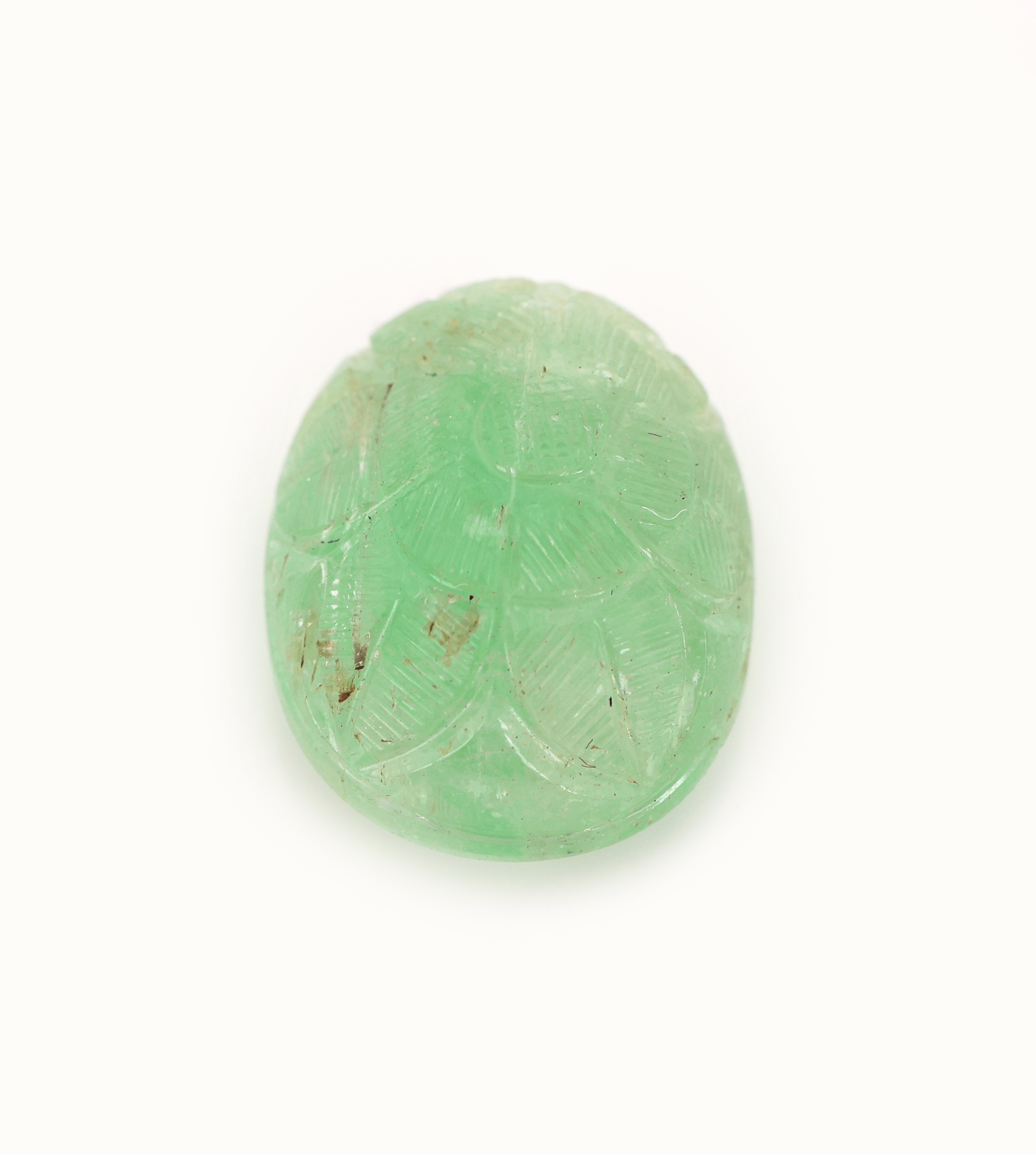 Detail a: Loser Smaragd, ca. 19.93 ct, ovaler Cabochon umlaufend floral graviert, ca. 19.28 x 15.06 x9.66 mm