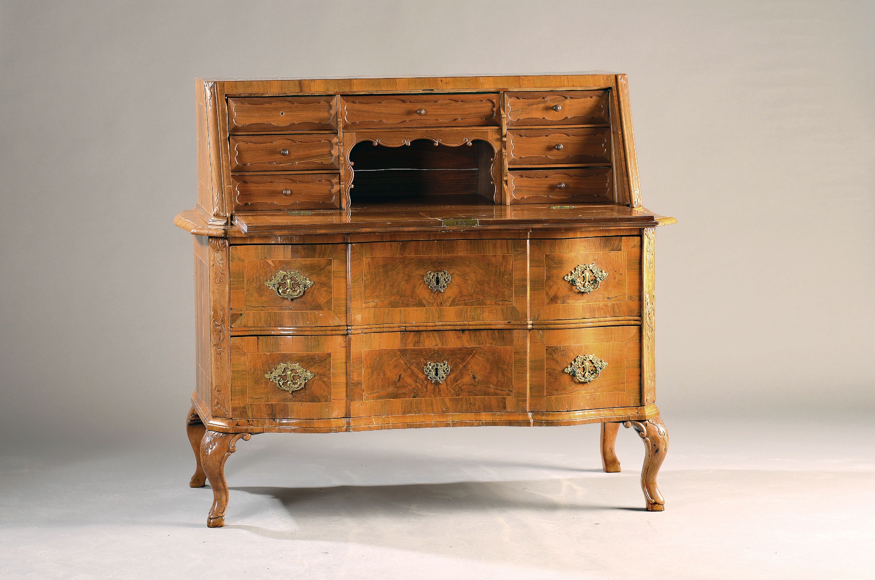 Image 27098677 - Barock Schrägklappensekretär, um 1740/50, Nußbaumfurnier, Kommodenunterteil ...