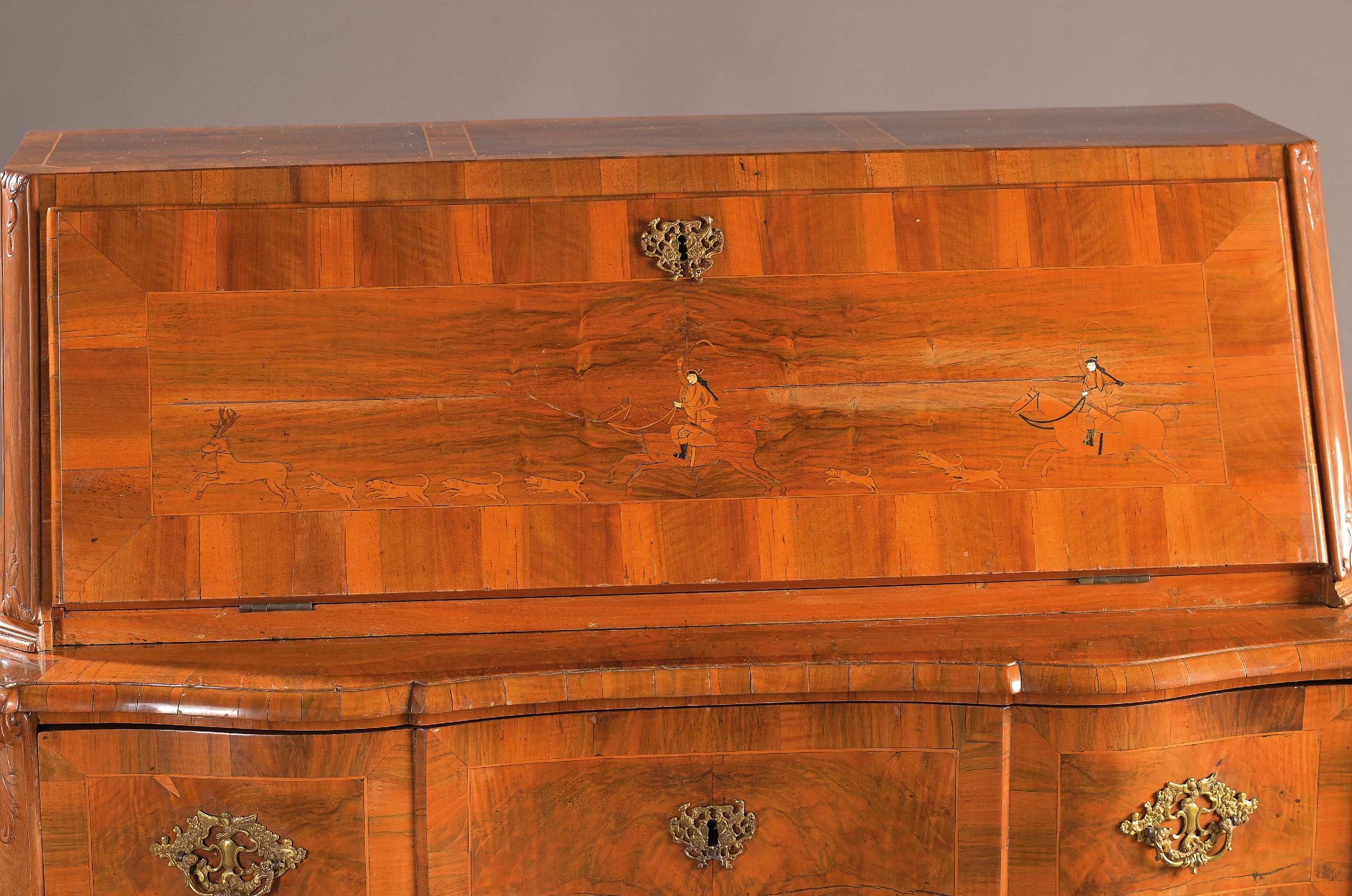 Detail a: Barock Schrägklappensekretär, um 1740/50, Nußbaumfurnier, Kommodenunterteil geschweift mit 2 Schubladen, Rahmenfüllungen in Wurzelnussfurnier, ...