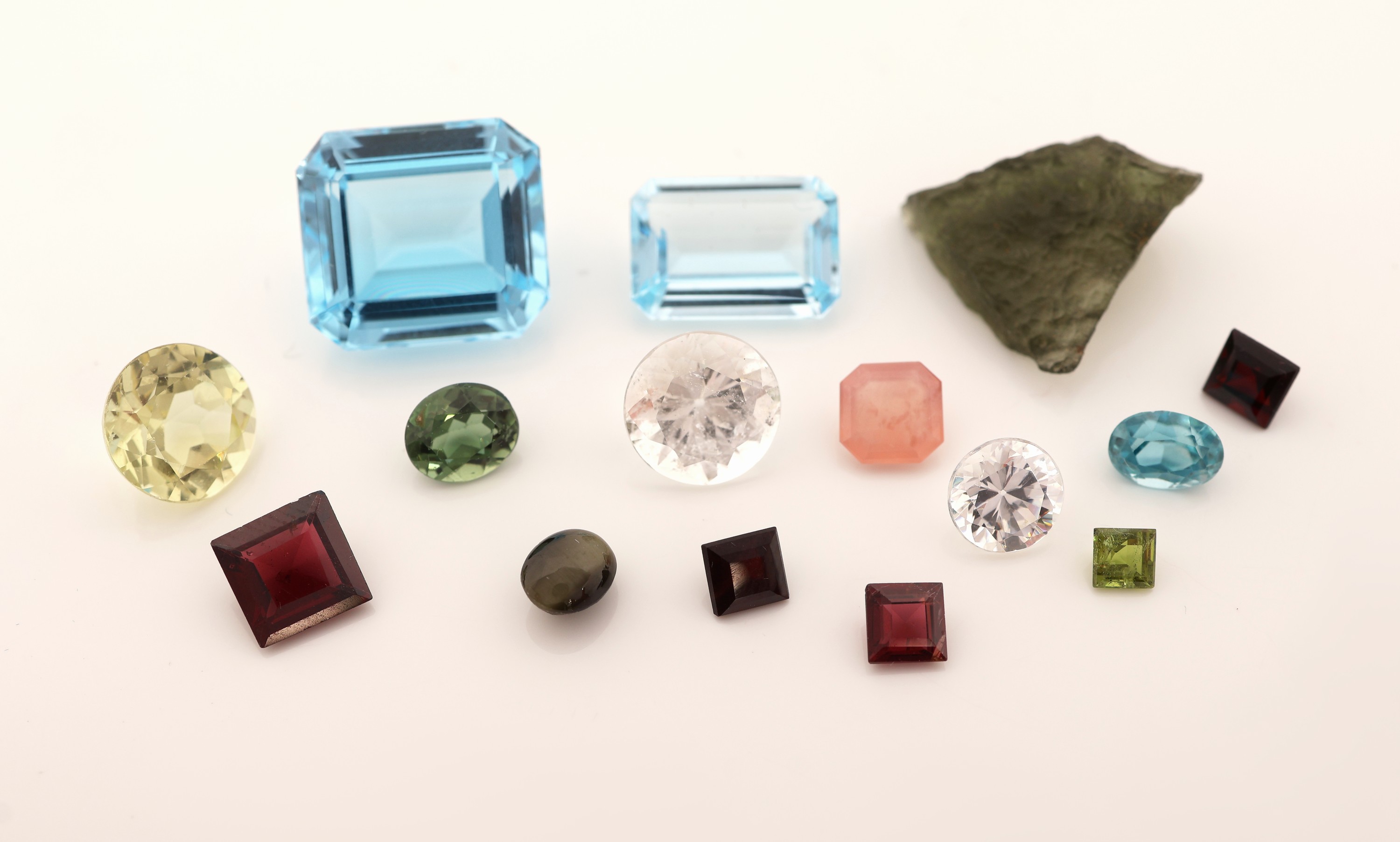 Image 27098682 - Lot lose Farbsteine, zus. ca. 33.78 ct, u.a. Blautopase (beh.), Apatit, Moldavit, ...