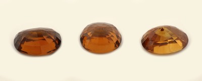 27098657a - Lot 3 lose Zirkone, zus. ca. 12.83 ct, versch.Schliffformen und Farbnuancen Schätzpreis: ...
