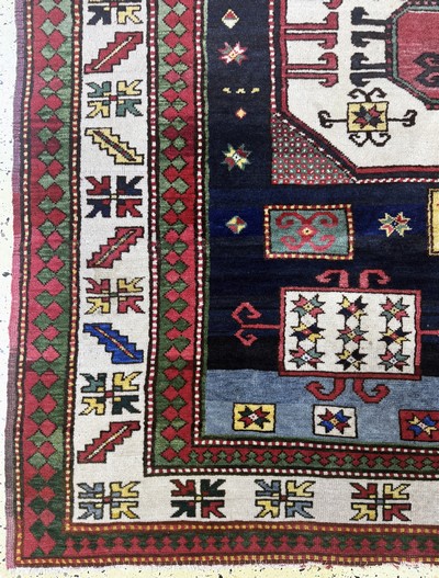27098658b - Kars Kazak, Türkei, Mitte 20.Jhd, Wolle aufWolle, ca. 200 x 185 cm, EHZ: 2-3 ...