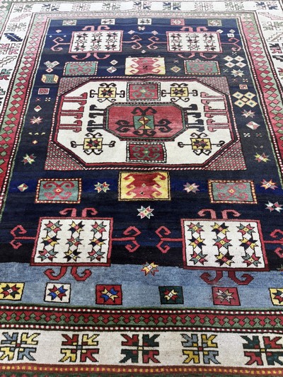 27098658e - Kars Kazak, Türkei, Mitte 20.Jhd, Wolle aufWolle, ca. 200 x 185 cm, EHZ: 2-3 ...