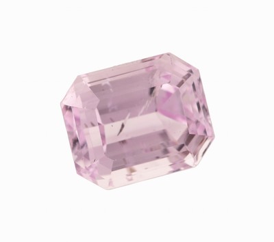 27098661a - Loser Kunzit, ca. 39.62 ct, Treppenschliff, ca. 20.44 x 16.8 x 13.56 mm Schätzpreis: ...