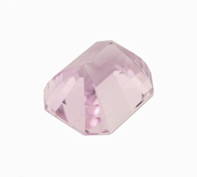 27098661b - Loser Kunzit, ca. 39.62 ct, Treppenschliff, ca. 20.44 x 16.8 x 13.56 mm Schätzpreis: ...
