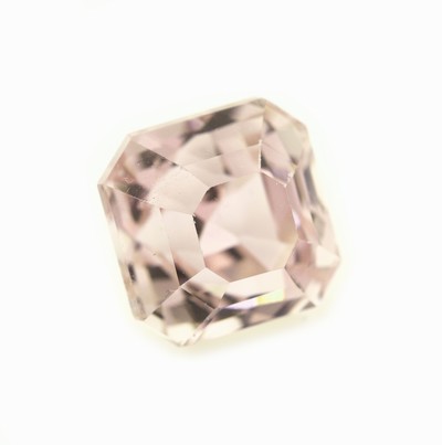 27098663b - Loser Kunzit, ca. 19.65 ct, oktagonal facett.,ca. 13.42 x 13.52 x 13.64 mm Schätzpreis: ...