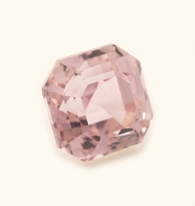27098665a - Loser Kunzit, ca. 45.21 ct, oktagonal facett.,ca. 18.18 x 18.30 x 16.70 mm Schätzpreis: ...