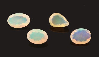 27098667a - Lot 4 lose Opale, zus. ca. 10.44 ct, 3 x ovalfacett., 1 x facett. Tropfen, versch. ...
