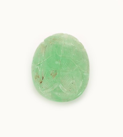 27098670a - Loser Smaragd, ca. 19.93 ct, ovaler Cabochon umlaufend floral graviert, ca. 19.28 x 15.06 ...