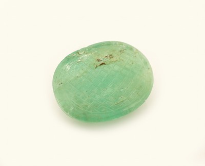 27098670b - Loser Smaragd, ca. 19.93 ct, ovaler Cabochon umlaufend floral graviert, ca. 19.28 x 15.06 ...