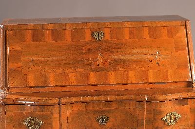27098677a - Barock Schrägklappensekretär, um 1740/50, Nußbaumfurnier, Kommodenunterteil ...