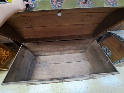 27098678d - Bauerntruhe, dat. 1841 und monog., Holz in grün gefaßt, kräftige Eisenbänder, ...