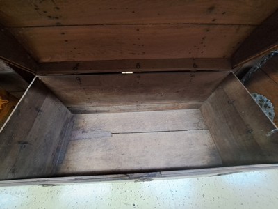 27098678e - Bauerntruhe, dat. 1841 und monog., Holz in grün gefaßt, kräftige Eisenbänder, ...