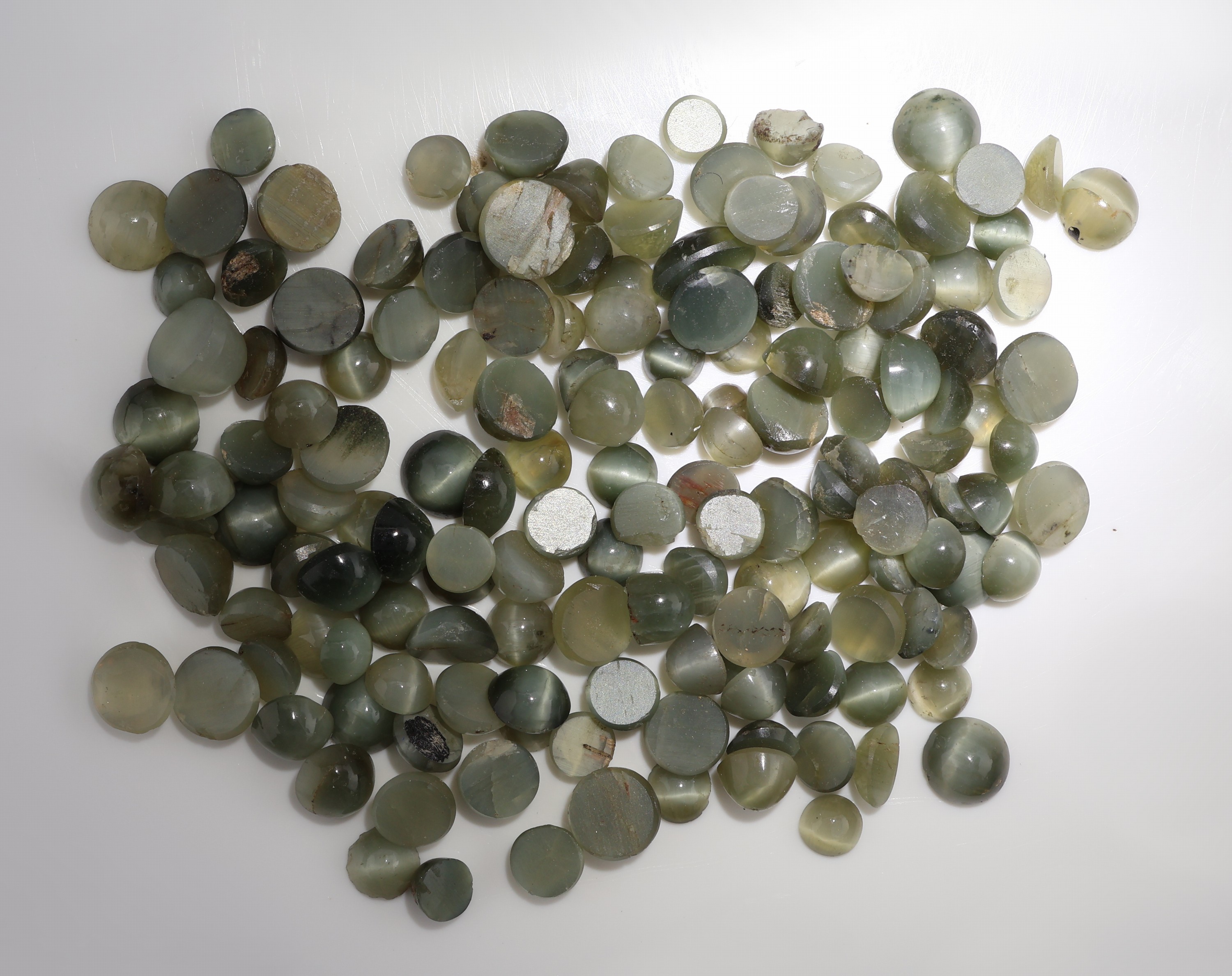 Detail a: Lot lose Catseye Alexandrite, zus. ca. 23.94 ct, runde Cabochons in versch. Größen, teilw. min. besch.