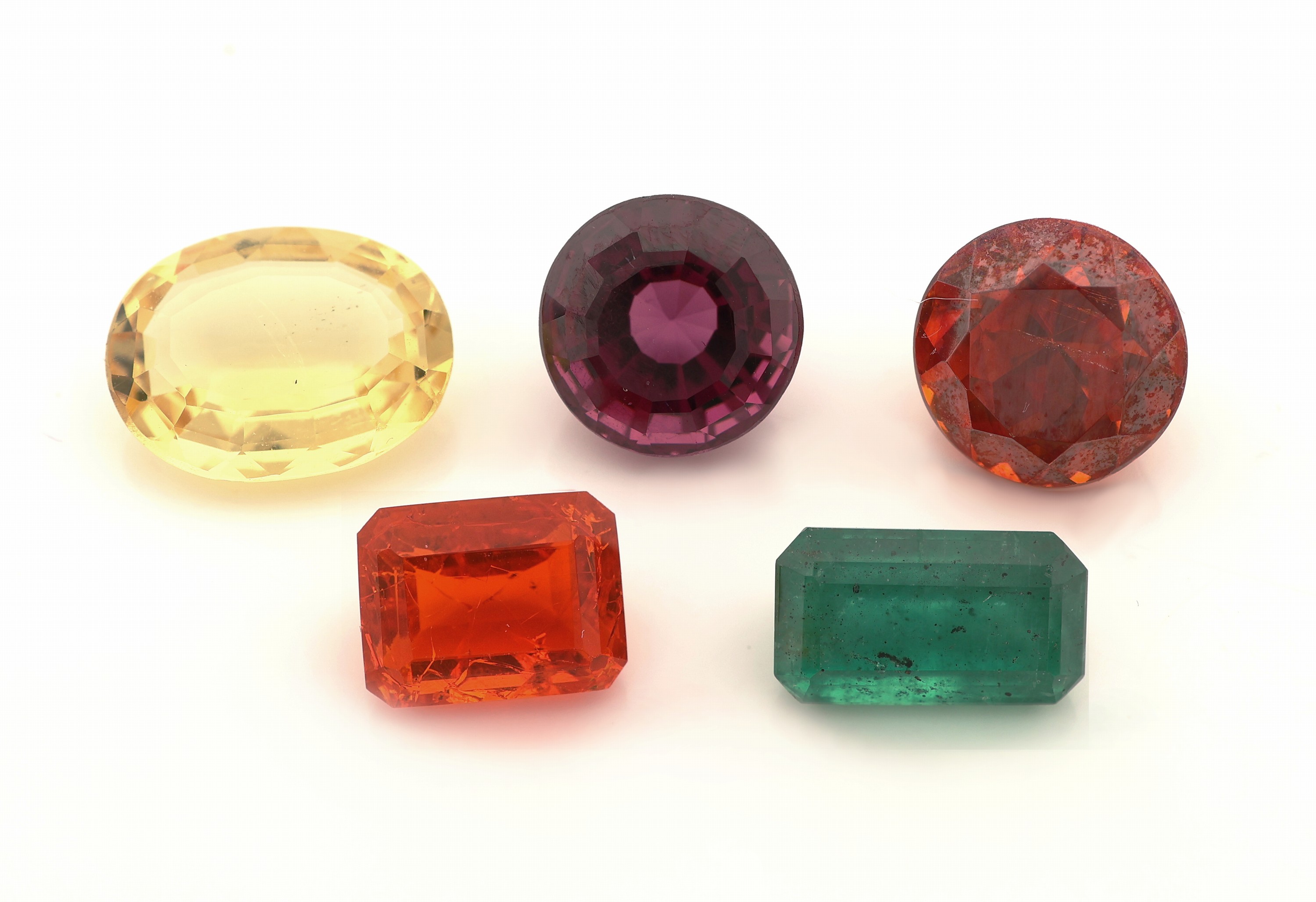 Image 27098725 - Lot 5 lose Farbsteine, zus. ca. 13.65 ct, 1 Smaragd, 1 Sphalerit, 1 Rhodolith, 1 gelber ...