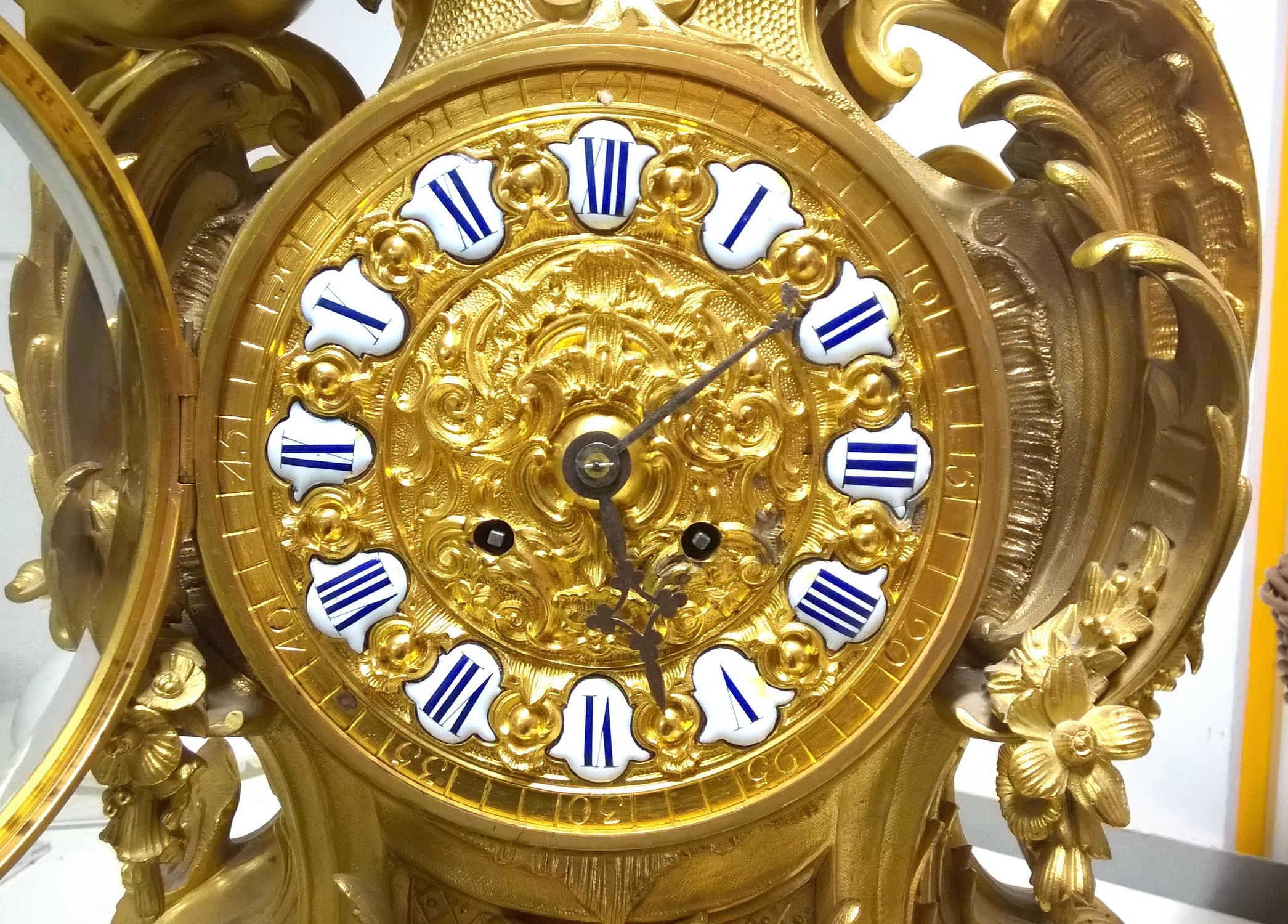 Detail d: Große prunkvolle Pendule, Frankreich um 1900 , reich verziertes Bronzegehäuse, Vergoldung matt und glänzend gearbeitet, schwungvoll mit großen ...