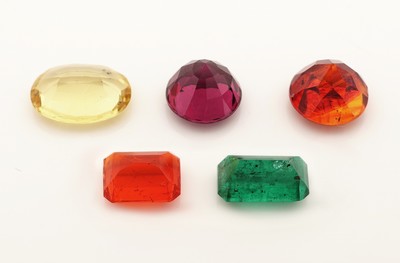 27098725a - Lot 5 lose Farbsteine, zus. ca. 13.65 ct, 1 Smaragd, 1 Sphalerit, 1 Rhodolith, 1 gelber ...