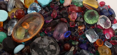 27098752b - Fundgrube div. Farbsteine, zus. ca. 1887 ct, u.a. Saphire, Rubine, Smaragde, Blautopase ...
