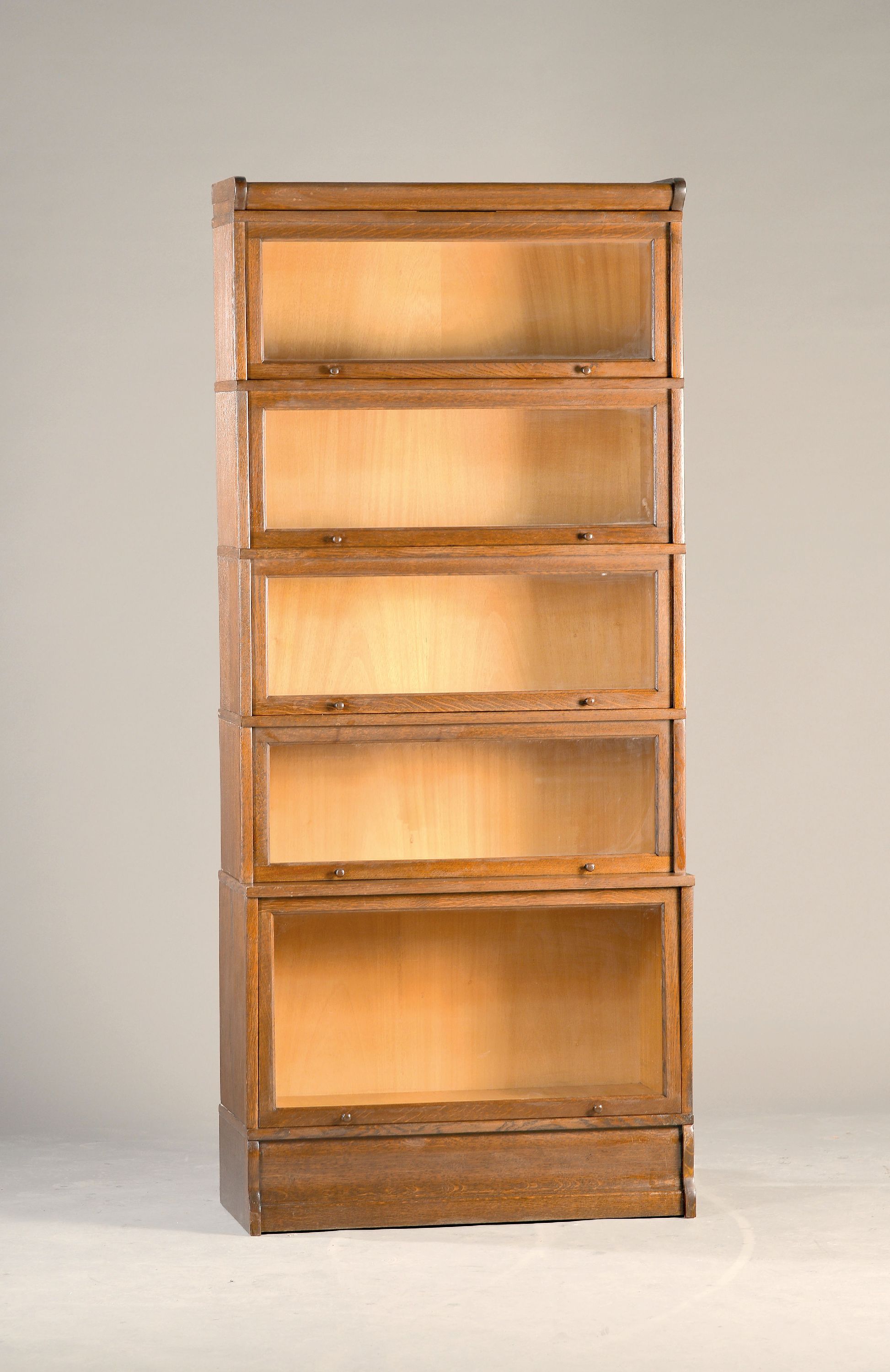 Bücherschrank, um 1910, Heinrich Zeiss AG Frankfurt, Eichefurnier, bestehend aus 5 aufeinander gesetzten Elementen, ca. 199x87x38 cm, EZ 2
