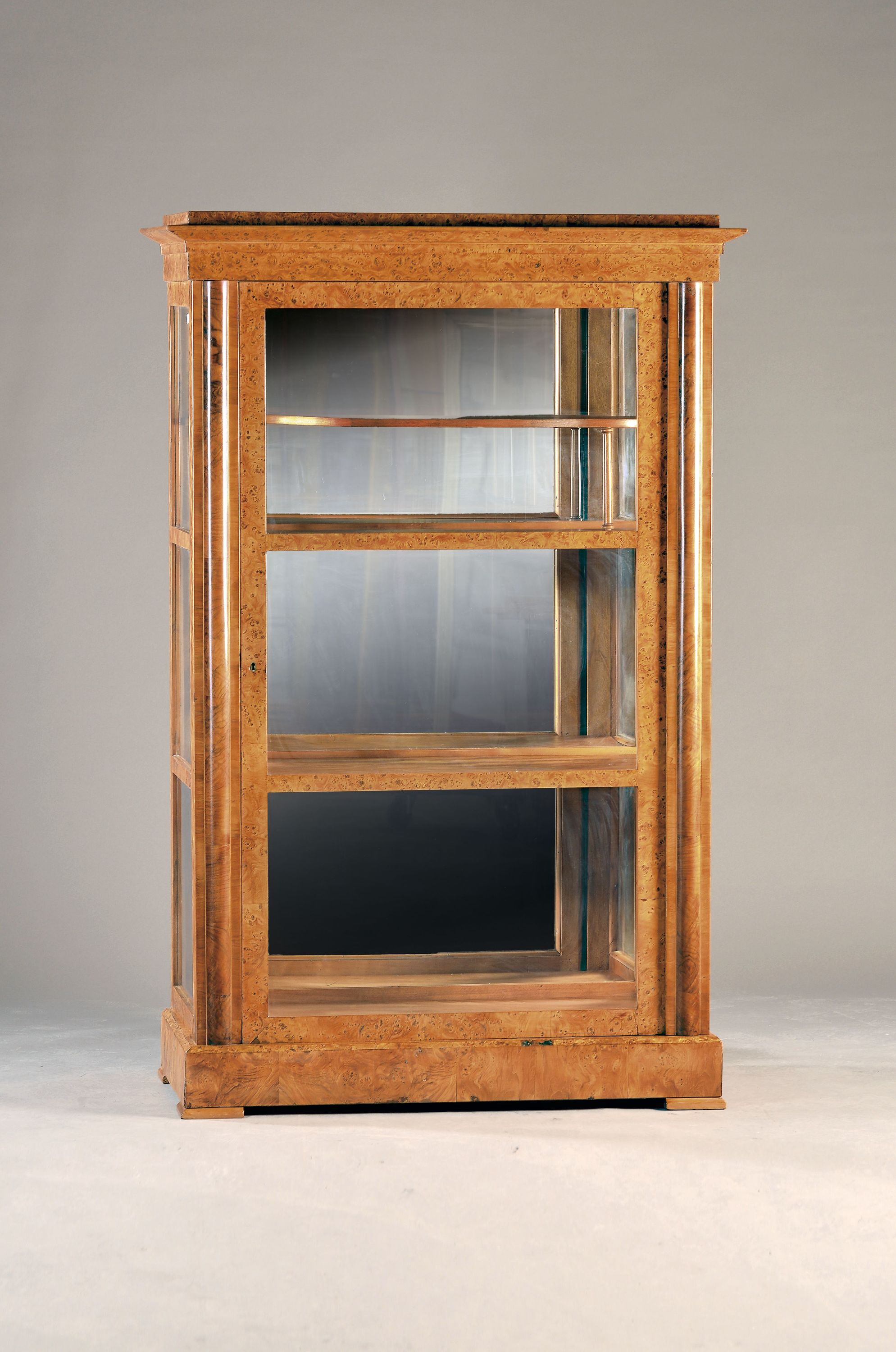 Image 27099252 - Vitrine, um 1820, helles Wurzelholzfurnier, dreiteilig verglast, 1 Schlüssel, ca. ...