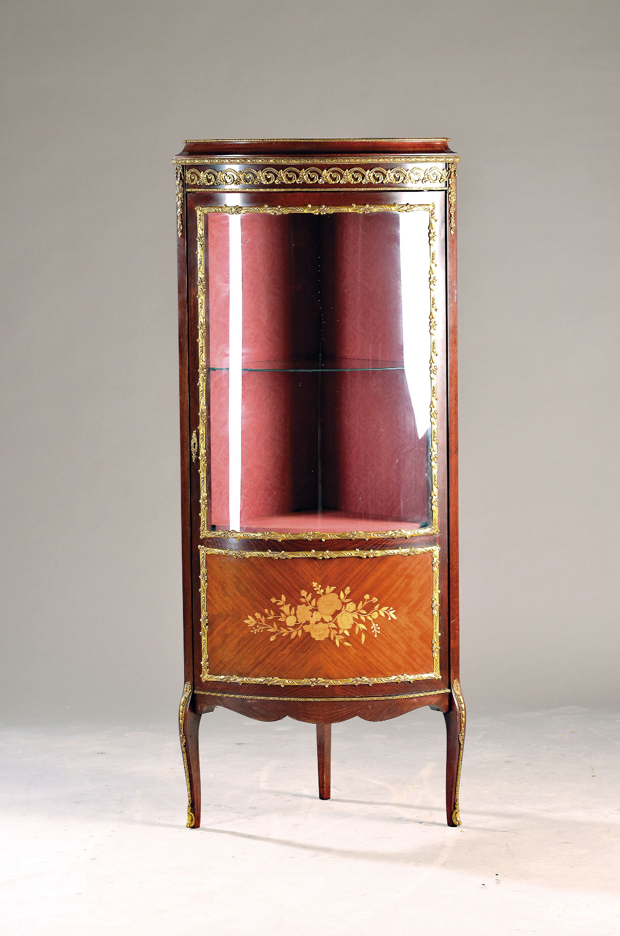 Image 27099254 - Eckvitrine im Barockstil, Italien, 20.Jh., Holz in mahagonifarben, Messingapplikationen, ...