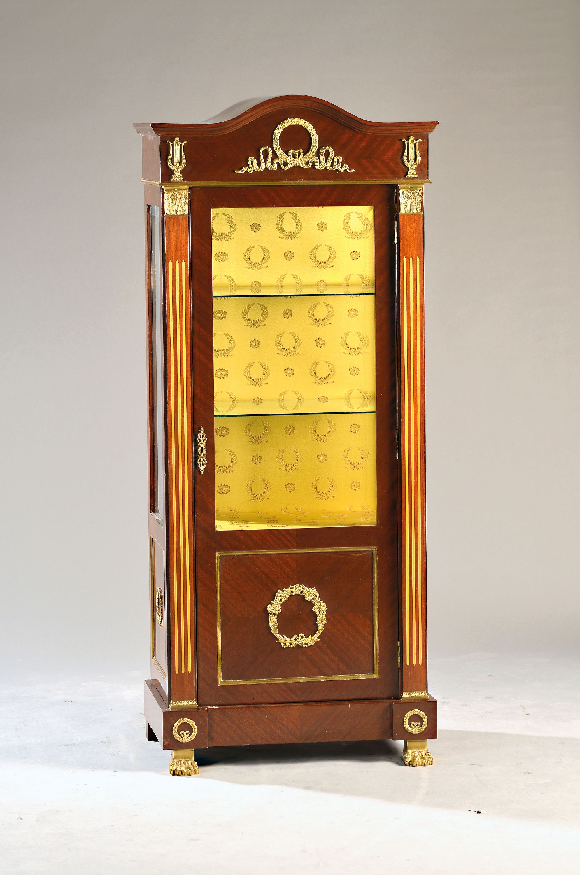 Image 27099255 - Klassizistische Vitrine im Louis-Seize-Stil, 20.Jh., mahagonifarben, dreifach verglast, ...