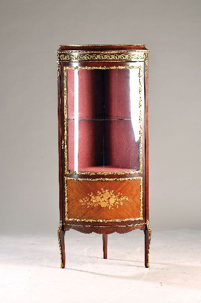 Image Eckvitrine im Barockstil, Italien, 20.Jh., Holz in mahagonifarben, Messingapplikationen, ...