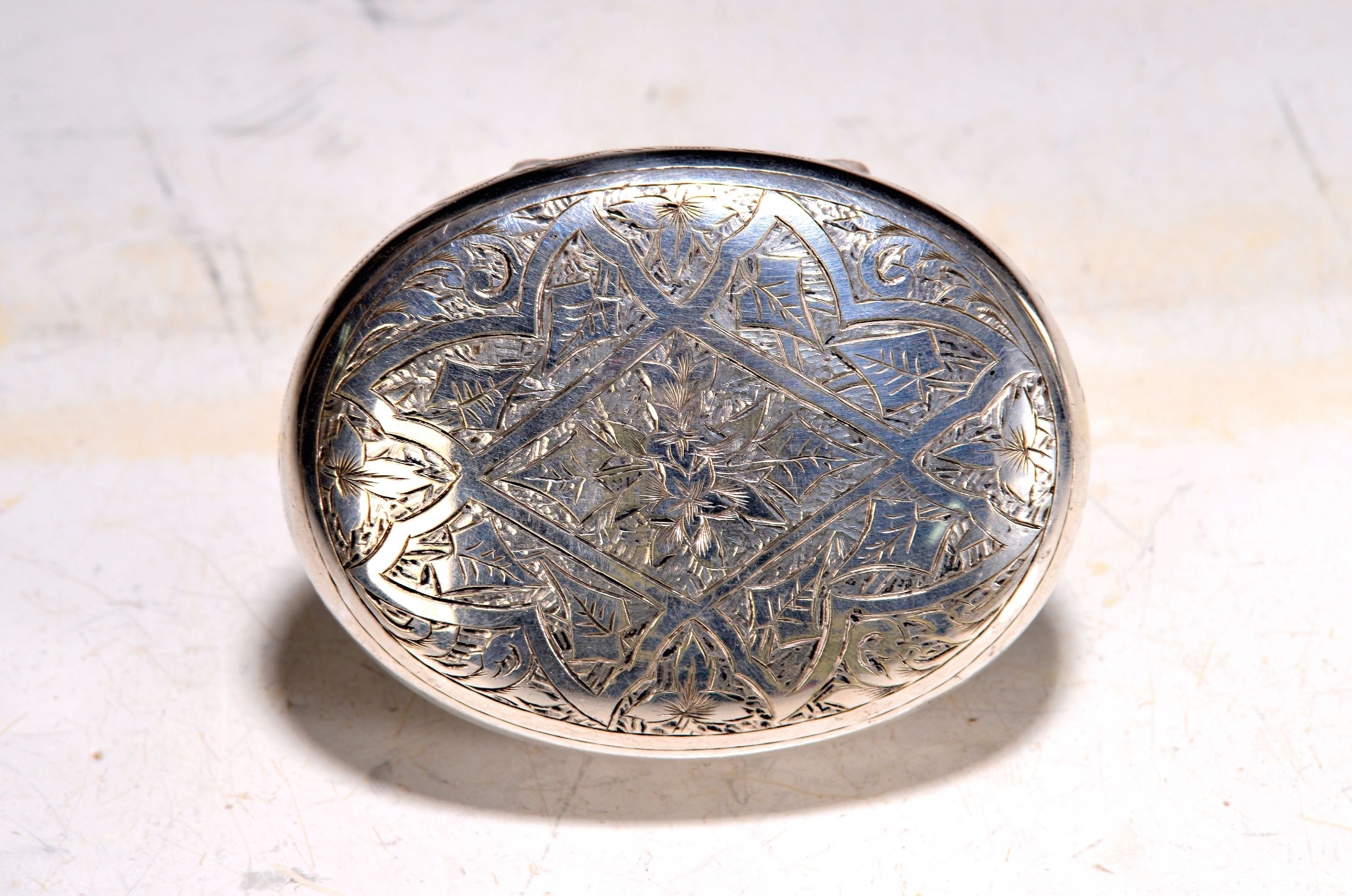 Detail a: Viktorianische Tabakdose, England, vor 1887, Metall versilbert, innenvergoldet, ornamental gravierte Oberfläche, ovale Form im Deckel bez. ...