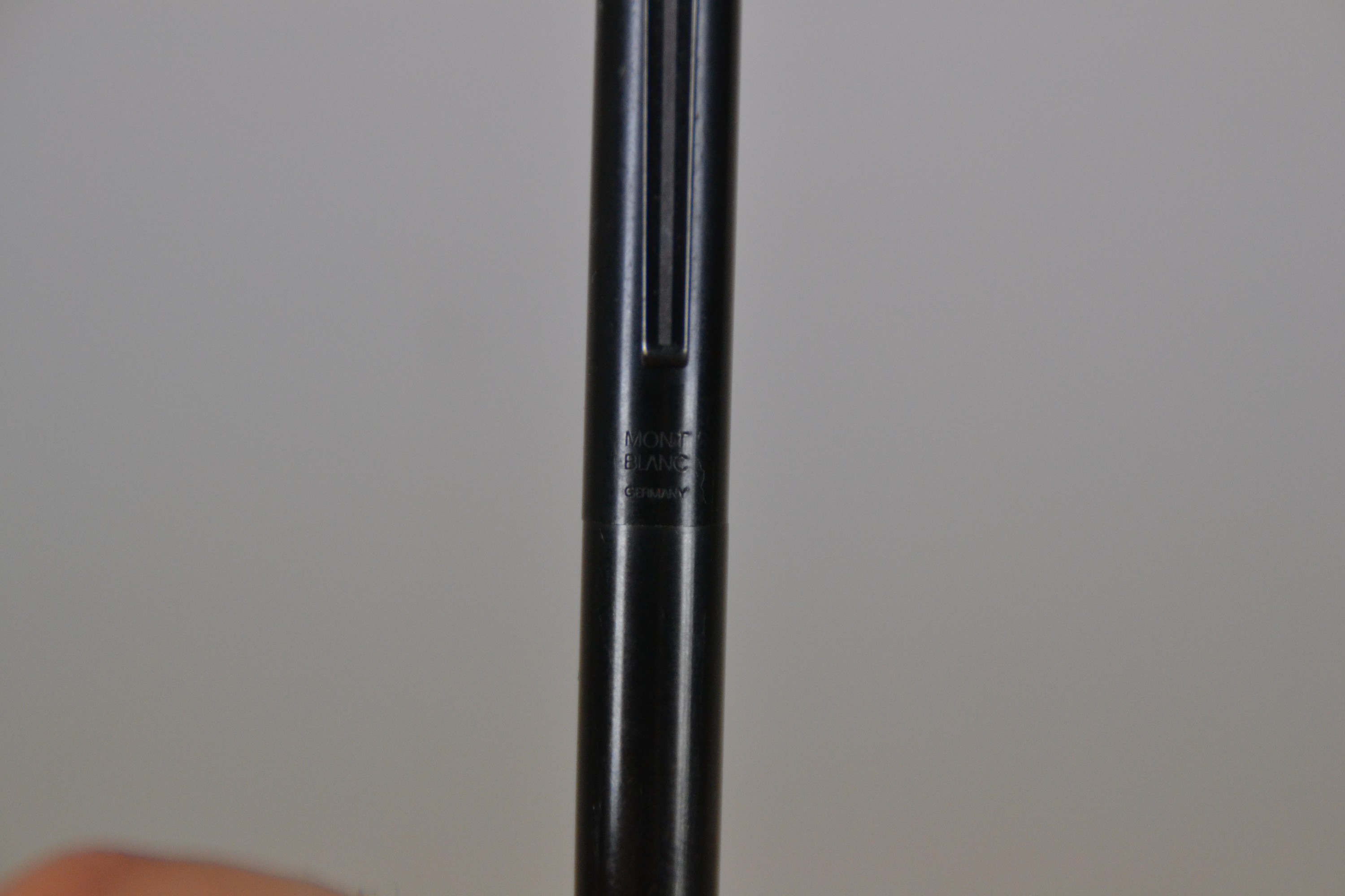 Detail a: Füllfederhalter Noblesse, Montblanc, Feder aus 585er-Silber, schwarzes Gehäuse, ca. 23g, L. 14,7 cm, Gebrauchsspuren