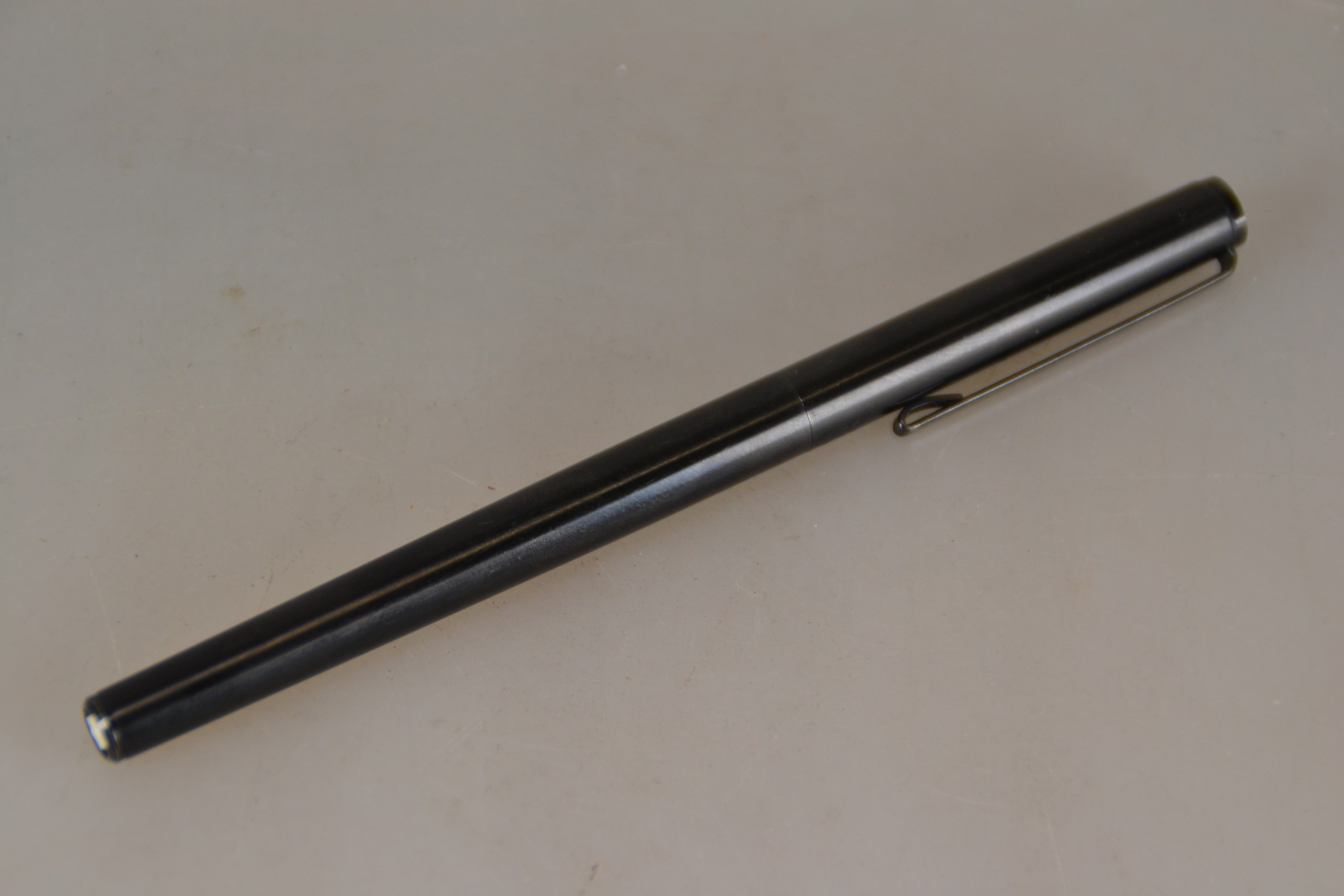 Detail b: Füllfederhalter Noblesse, Montblanc, Feder aus 585er-Silber, schwarzes Gehäuse, ca. 23g, L. 14,7 cm, Gebrauchsspuren
