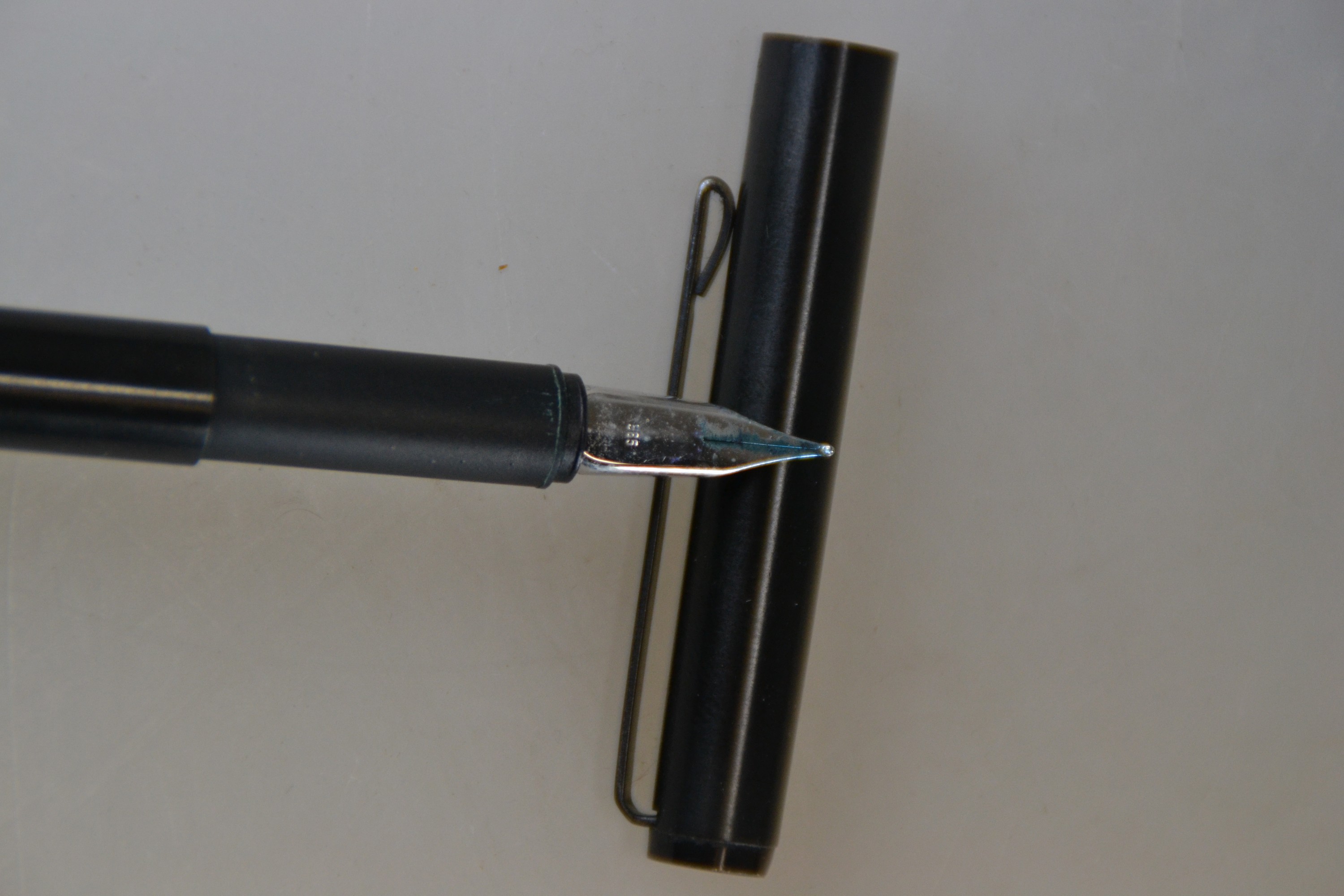 Detail d: Füllfederhalter Noblesse, Montblanc, Feder aus 585er-Silber, schwarzes Gehäuse, ca. 23g, L. 14,7 cm, Gebrauchsspuren