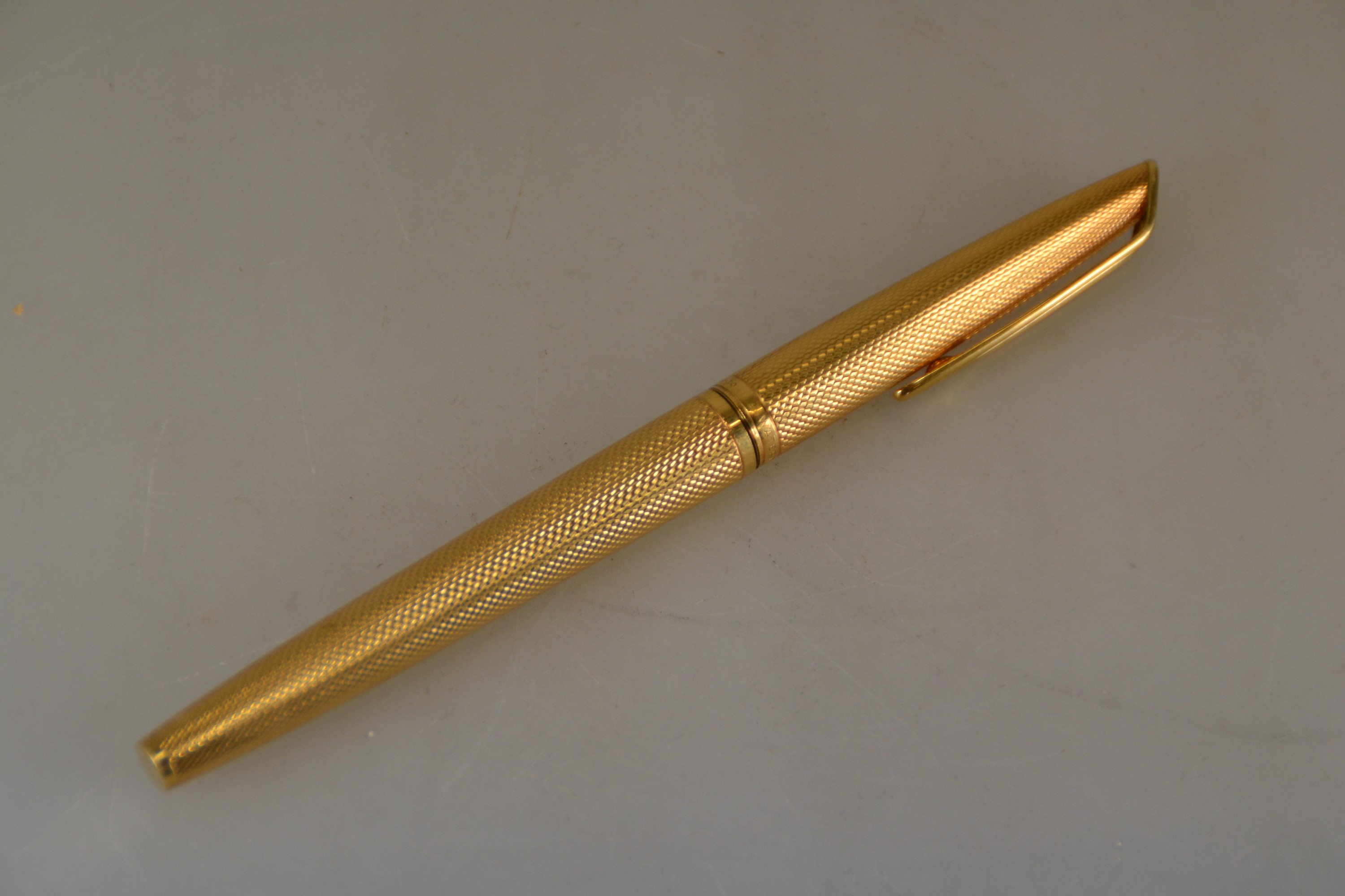 Detail a: vergoldeter Füllfederhalter, Waterman CF, Saint-Herblain, Frankreich, 1950er-Jahre, 18ct Goldfeder, Oberfläche mit sog. Barleycorn (Gerstenkorn) ...