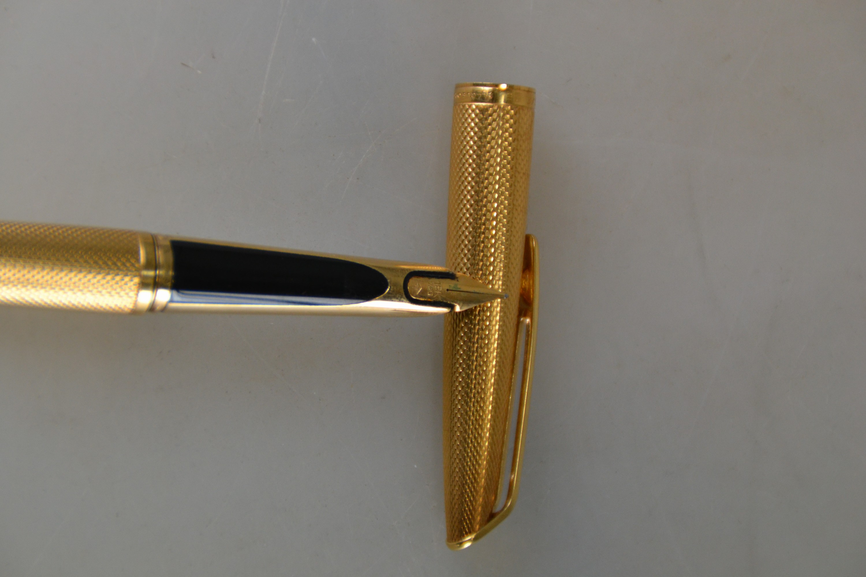 Detail b: vergoldeter Füllfederhalter, Waterman CF, Saint-Herblain, Frankreich, 1950er-Jahre, 18ct Goldfeder, Oberfläche mit sog. Barleycorn (Gerstenkorn) ...