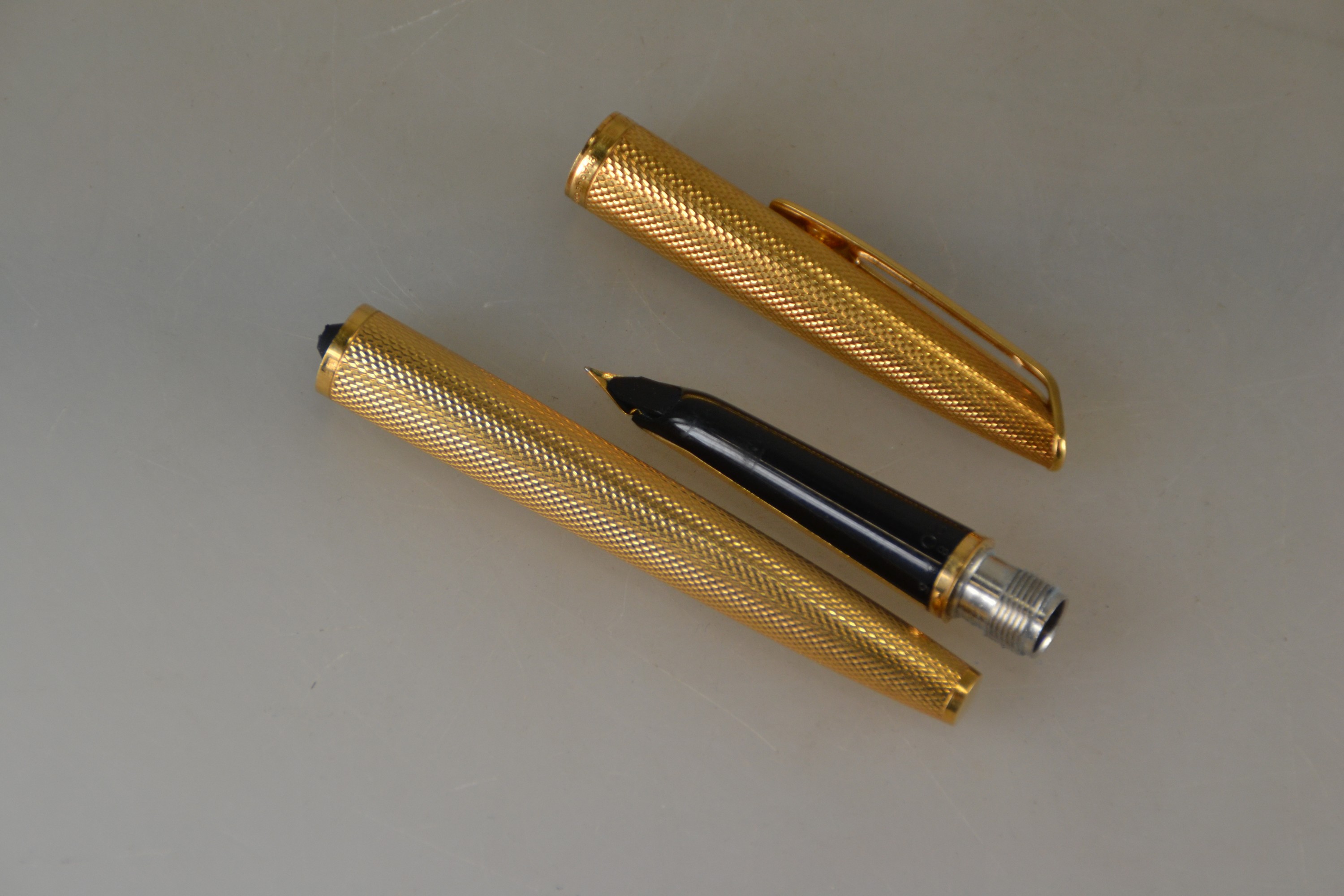 Detail c: vergoldeter Füllfederhalter, Waterman CF, Saint-Herblain, Frankreich, 1950er-Jahre, 18ct Goldfeder, Oberfläche mit sog. Barleycorn (Gerstenkorn) ...