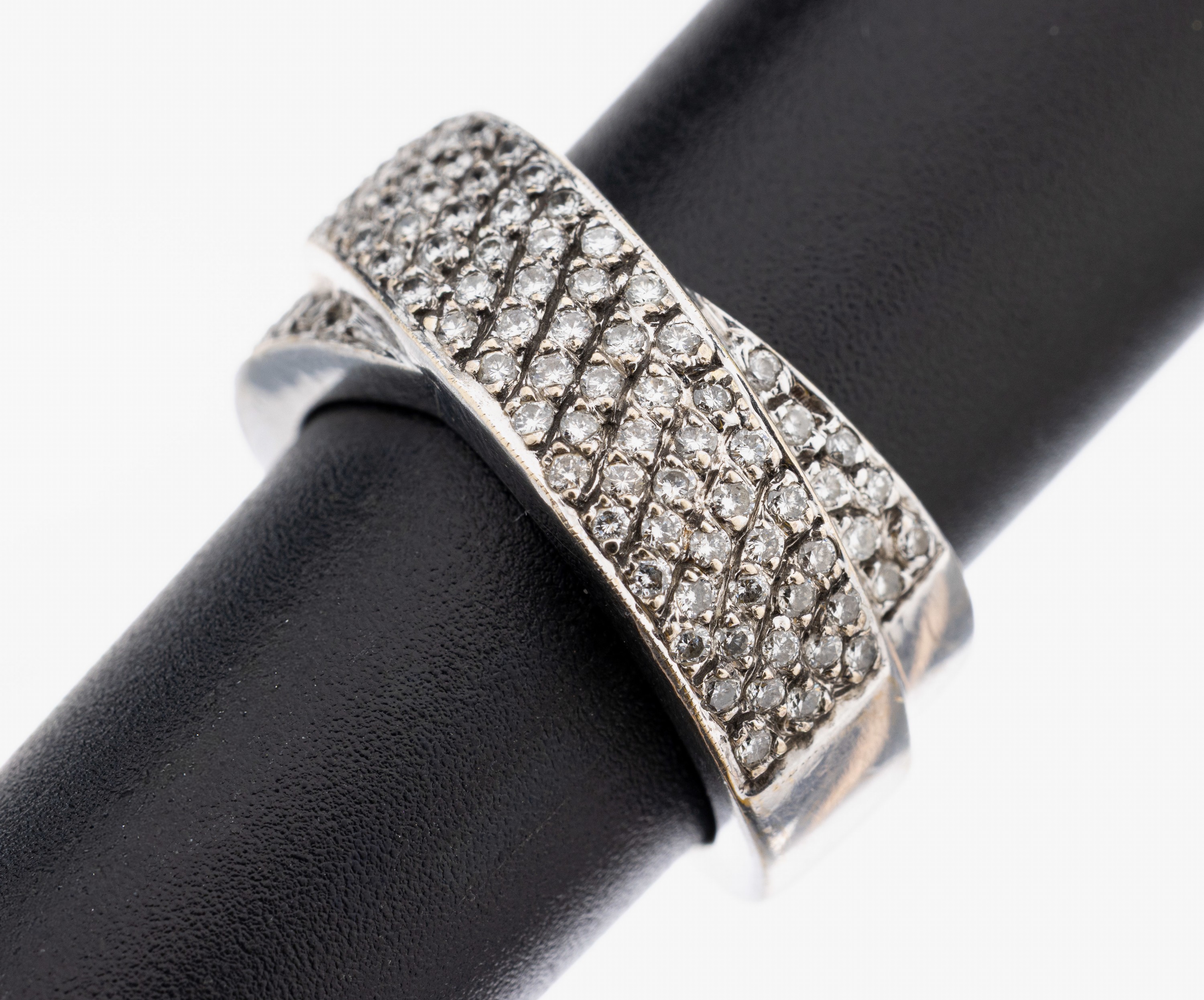 Image 27099441 - 18 kt Gold Brillant-Ring, WG 750/000, gekreuzte Ringschiene, 104 Brillanten zus. ...