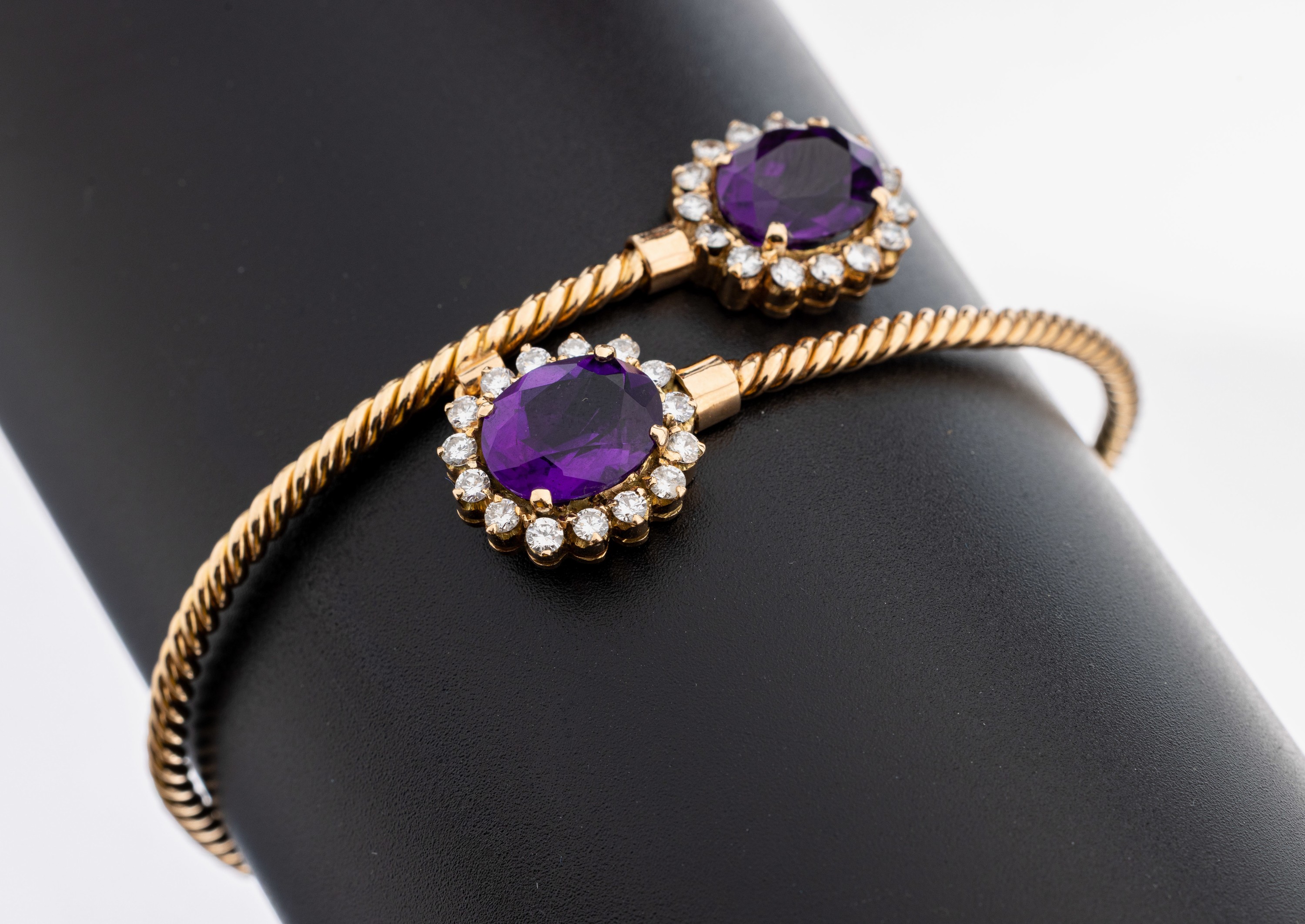 Image 27099541 - 8 kt Gold Amethyst-Brillant-Armreif, GG 333/000 gepr., gedrehter Reif, 2 gegenläufige ...