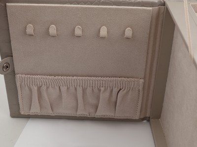 27099988b - Hellgrauer Schmuckkoffer in Kroko-Optik, Limited Edition, Feinsynthetik, 5 Fächer und ...