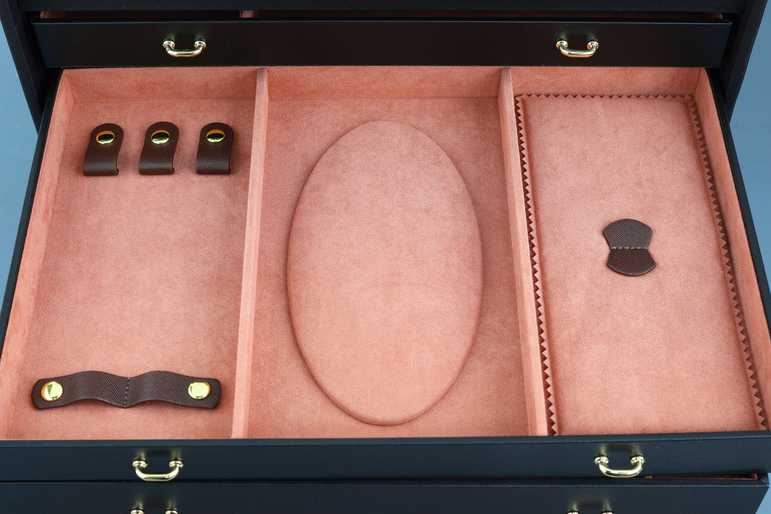 Detail d: XXL Schmuckkoffer aus schwarzer Mikrofaser, handgefertigt, massiver Holzkorpus, schwarze Mikrofaser mit Kreuznarben-Applikation in dunklem Rouge, ...